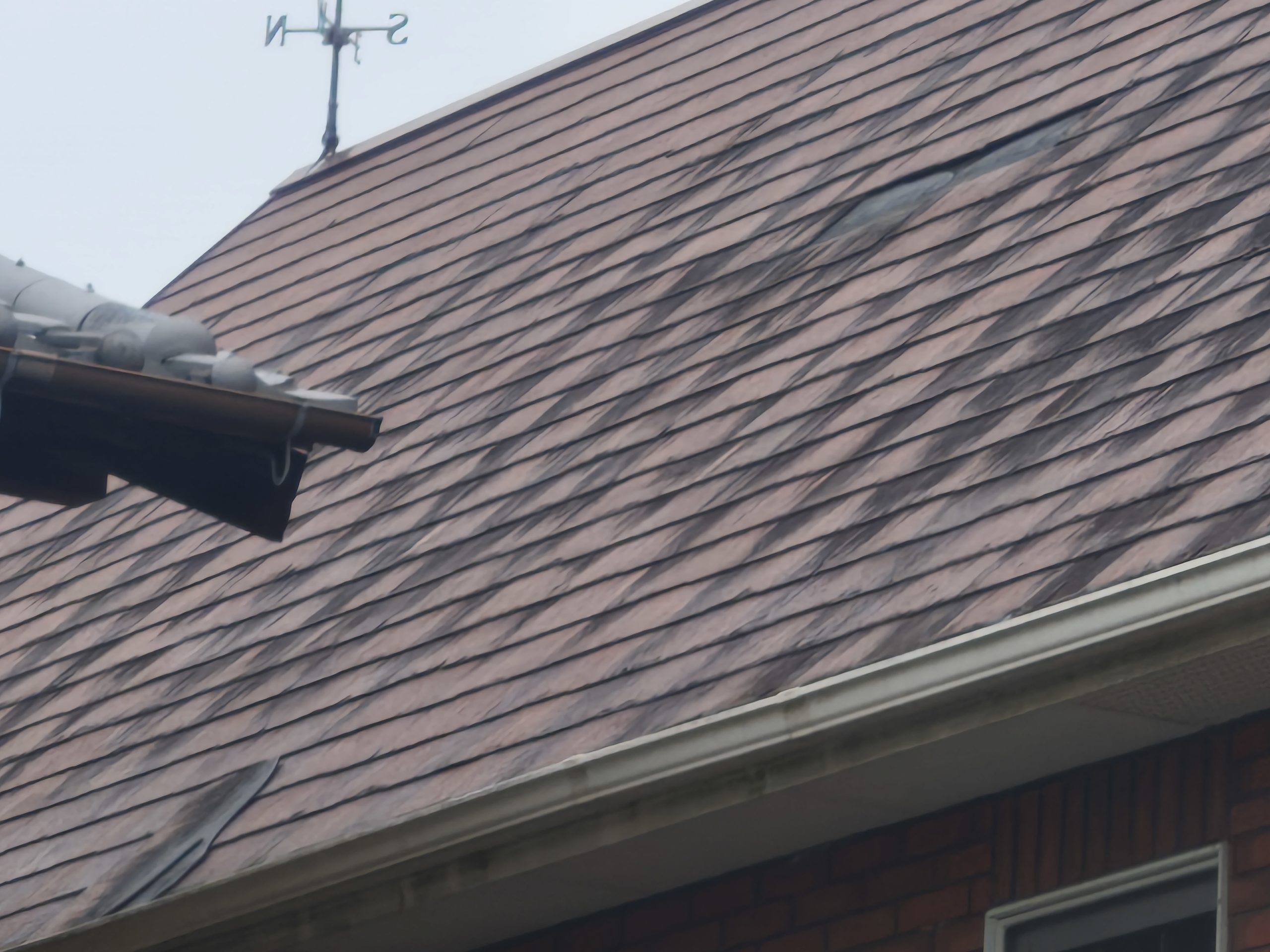 四日市市 屋根調査事例｜強風で屋根材が滑落…輸入住宅の急勾配屋根に潜む落とし穴
