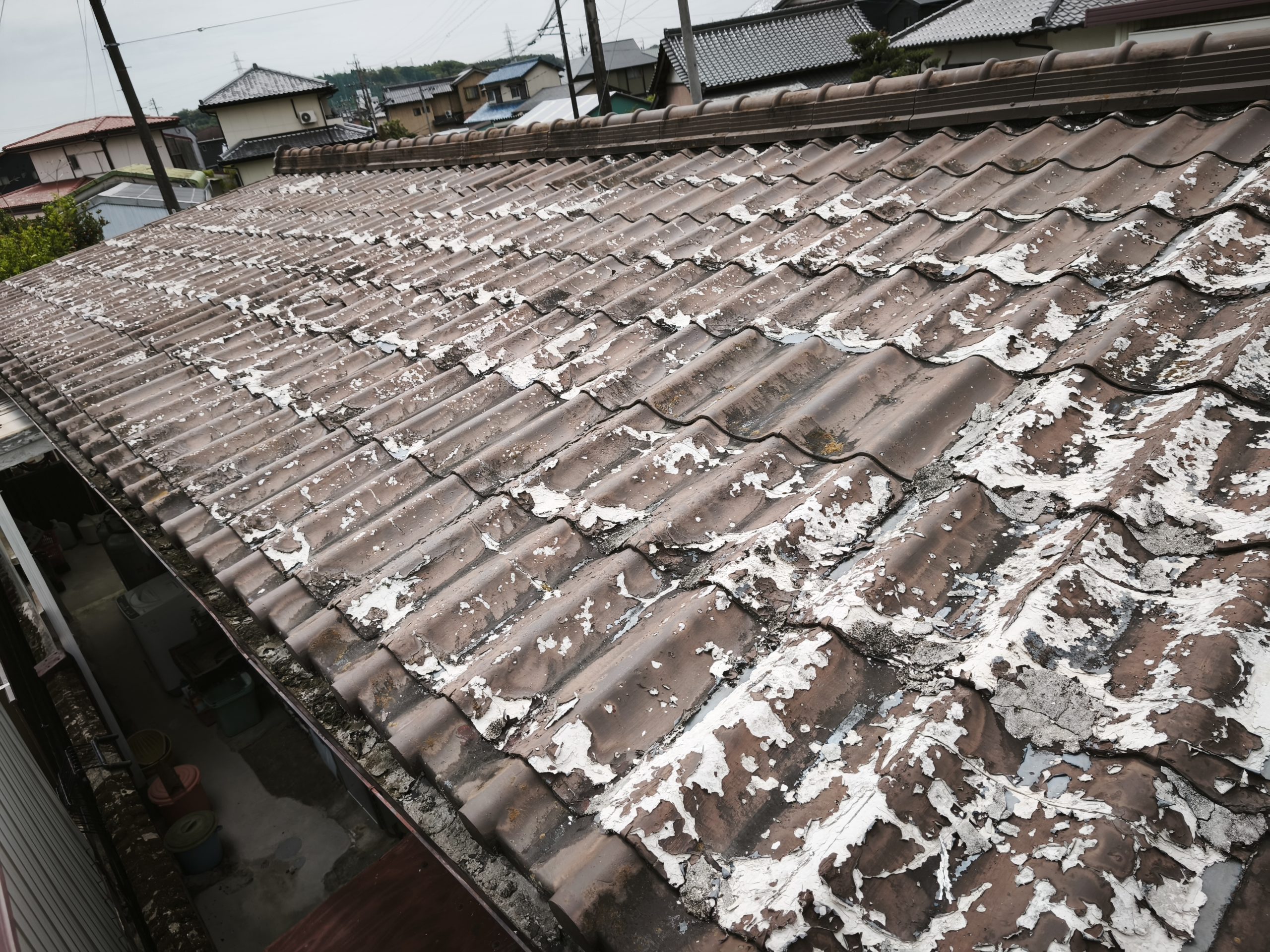 【四日市市】セキスイU瓦が崩壊寸前…踏み抜き多発の屋根を緊急調査｜低勾配屋根は葺き替え必須