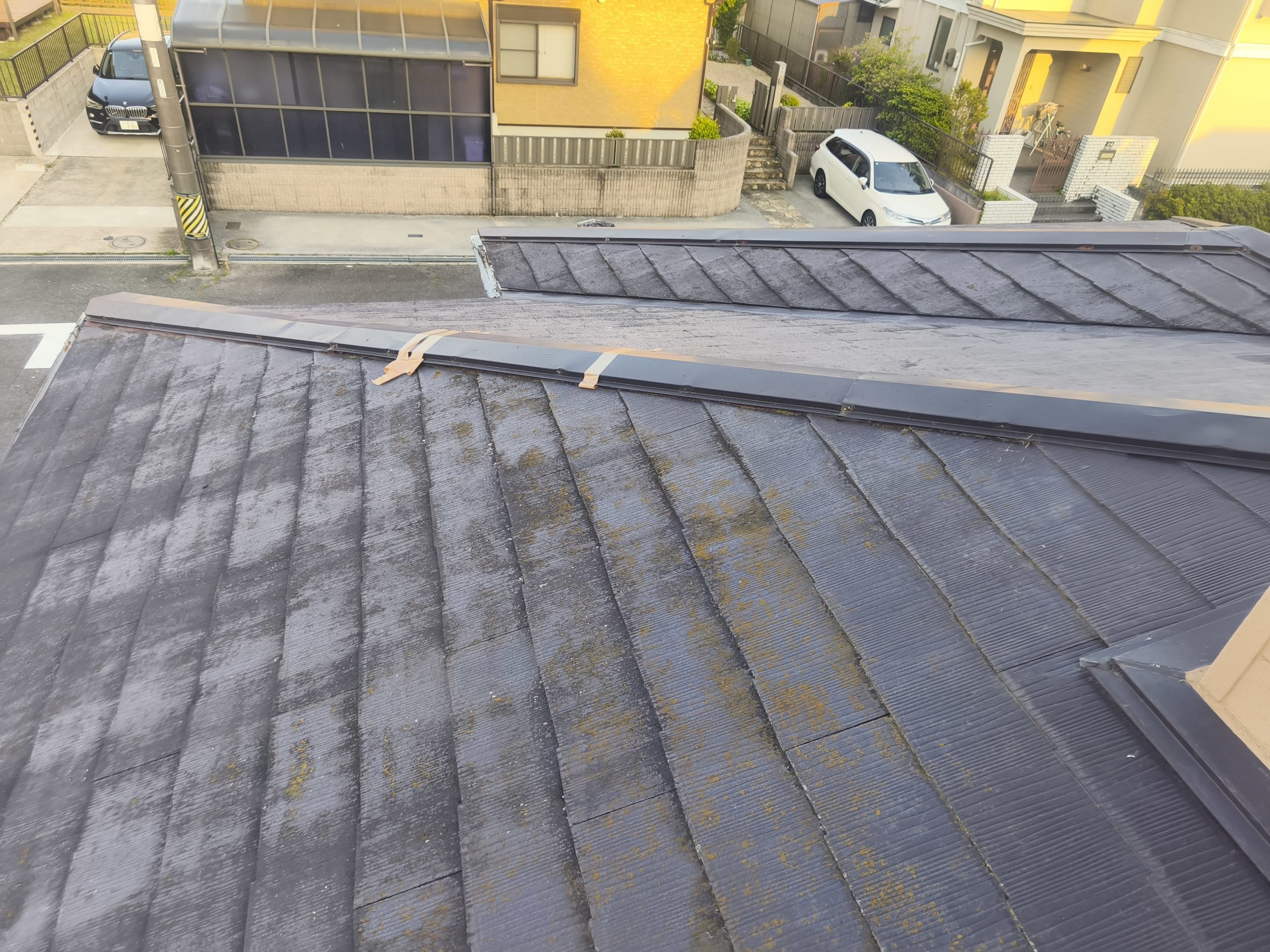 屋根全体の棟ラインとテープ固定箇所の確認