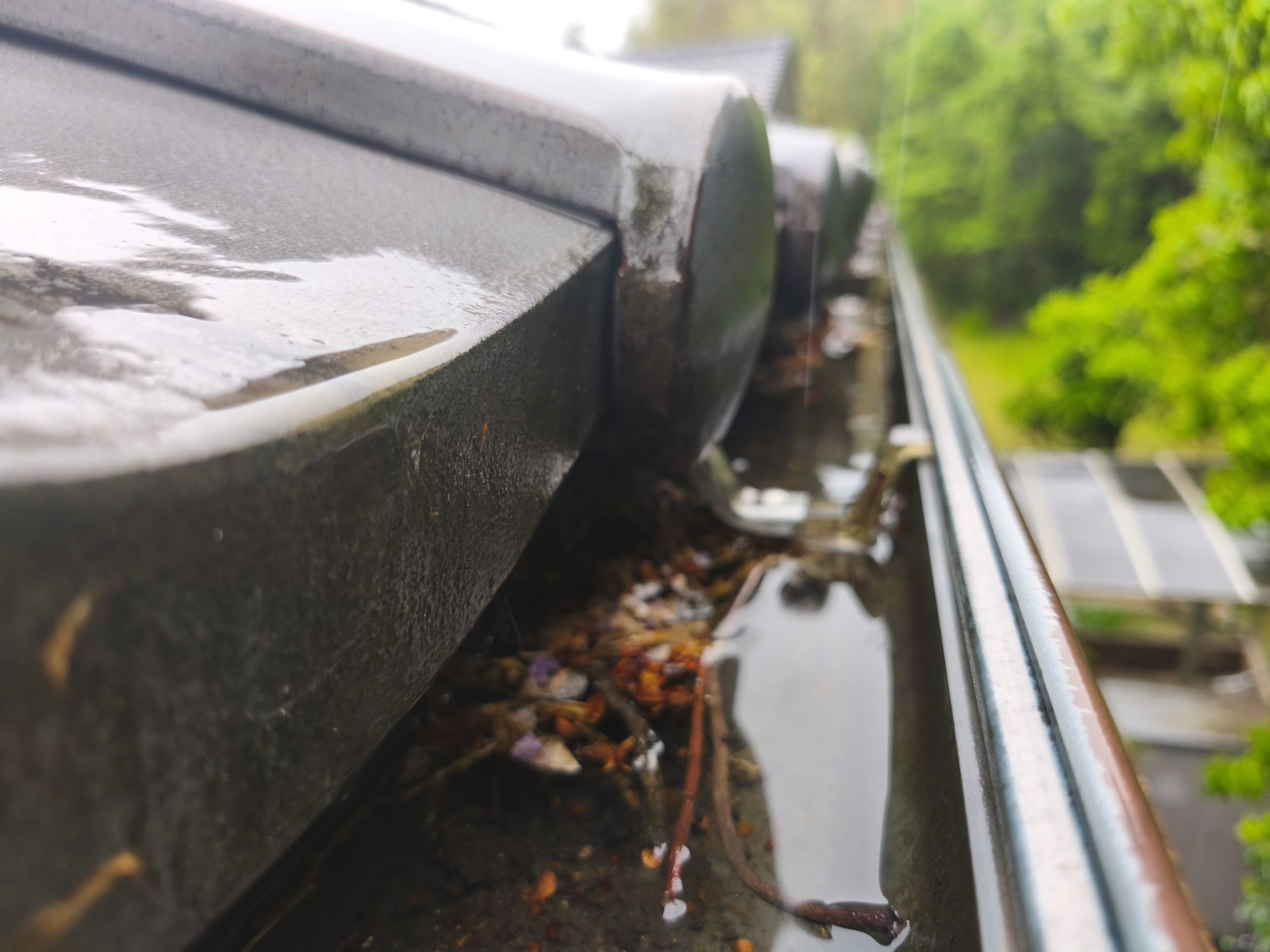 【四日市市】ベランダ雨樋のオーバーフロー原因は大量の落ち葉と土砂｜雨樋取替・落ち葉止めネット取付工事を実施しました
