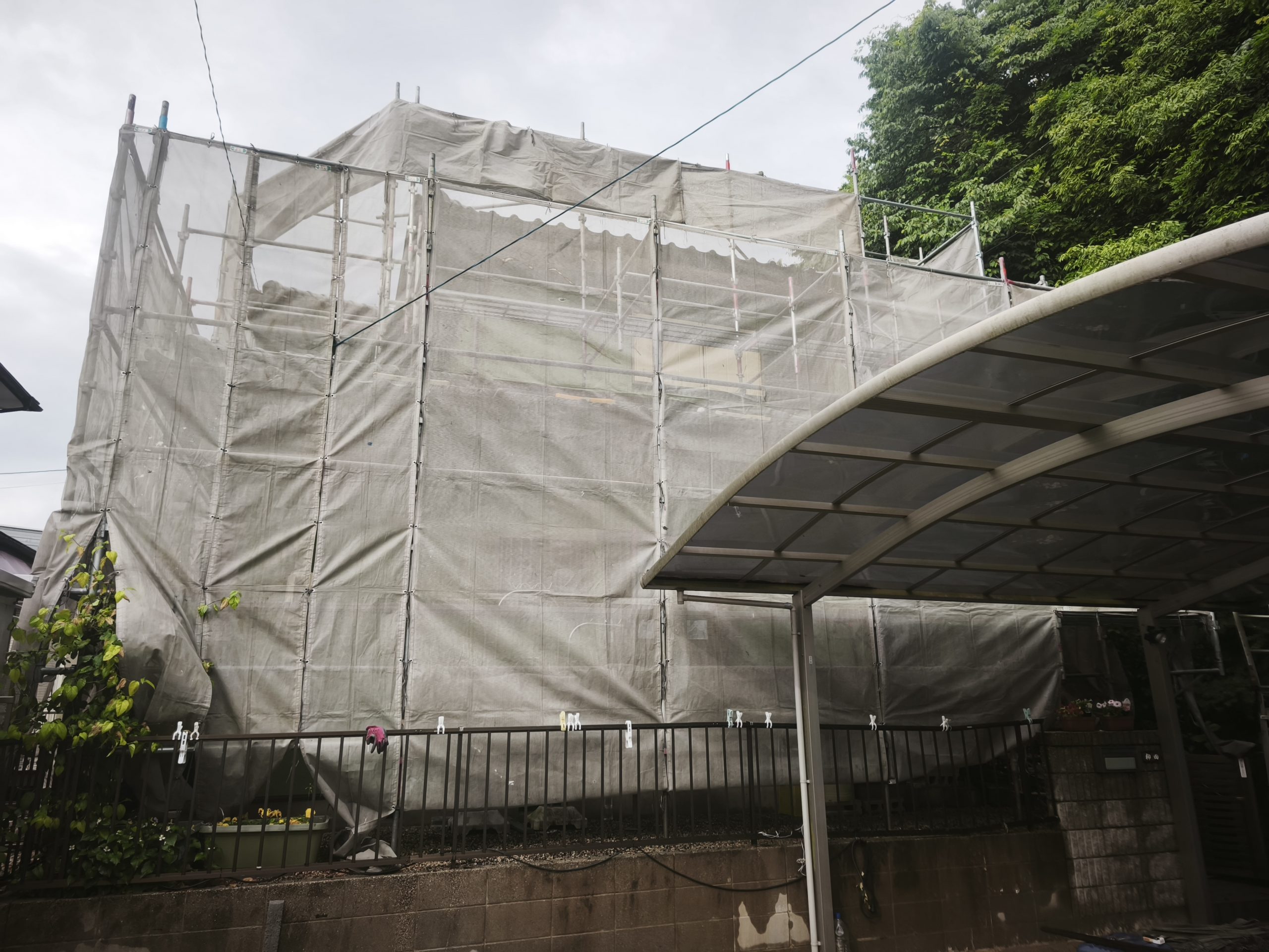 【四日市市】棟瓦の土流出と雨樋不良を確認｜足場活用で屋根工事開始