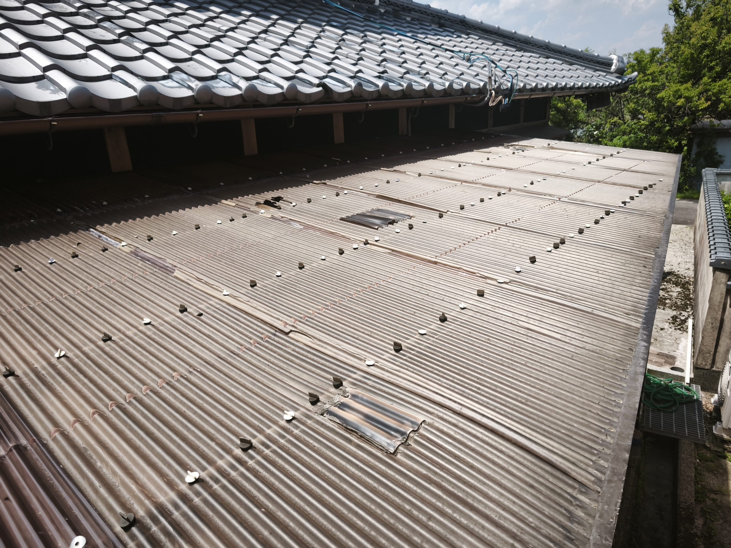 【菰野町】ポリカ波板が割れて飛散の危険｜「修理してくれる職人さんがいない」とご相談いただきました