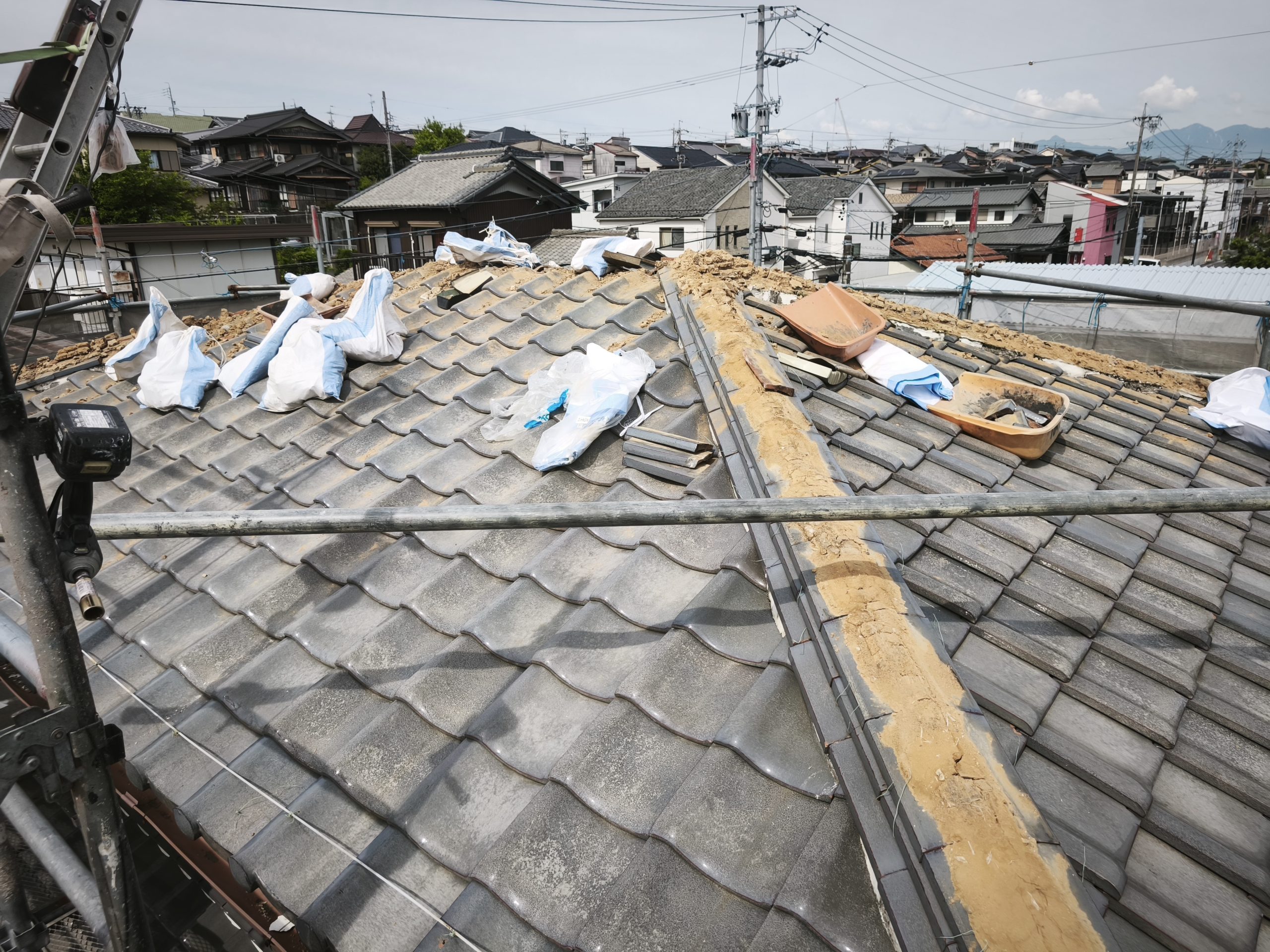 【四日市市】棟瓦を撤去して見えてきた真実｜屋根から生えた草の根本原因が明らかになりました
