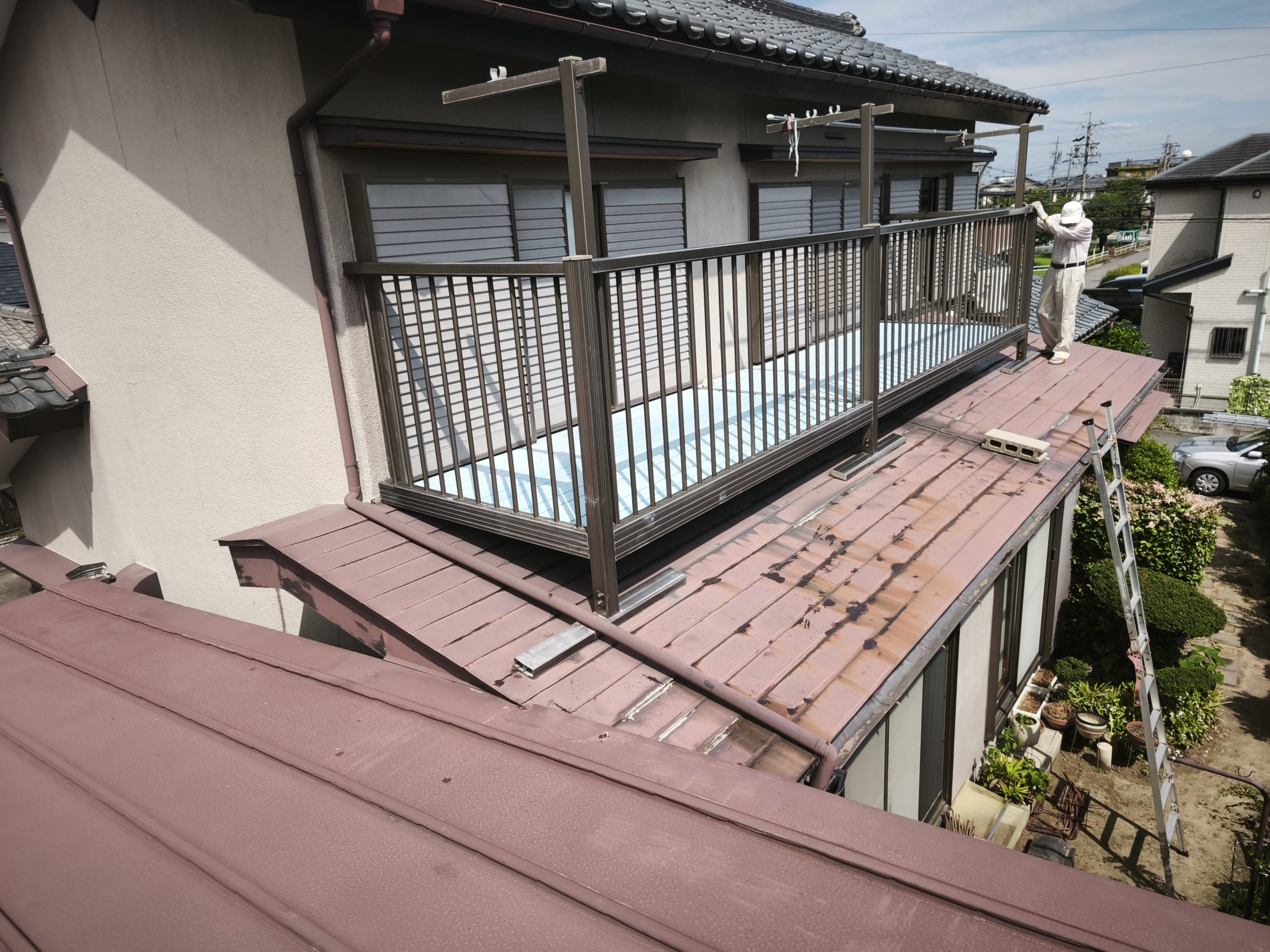 【四日市市】築50年、雨漏りを50年間だましだまし我慢…。ご家族の「もう屋根に上がらないで」の一言から始まった屋根葺き替え・雨樋取替工事