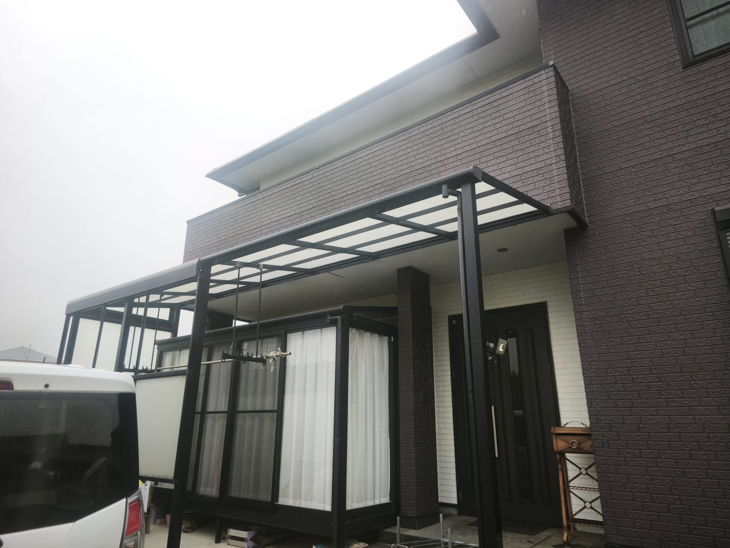 【鈴鹿市】「昨日コーキングしたのに雨漏り…」本当の原因は別でした｜防水トップコート・板金工事で予算内に改善した事例