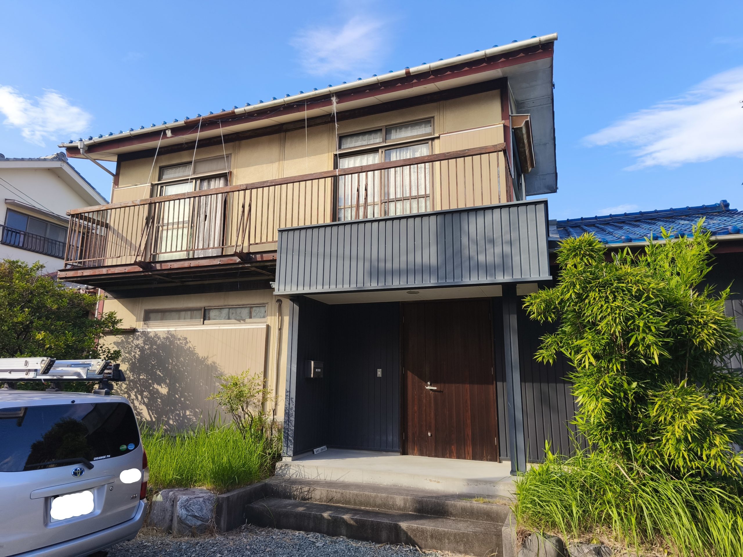 【鈴鹿市】雨漏り調査で瓦屋根の下地腐食が判明｜和瓦からたて平葺きへ屋根葺き替え