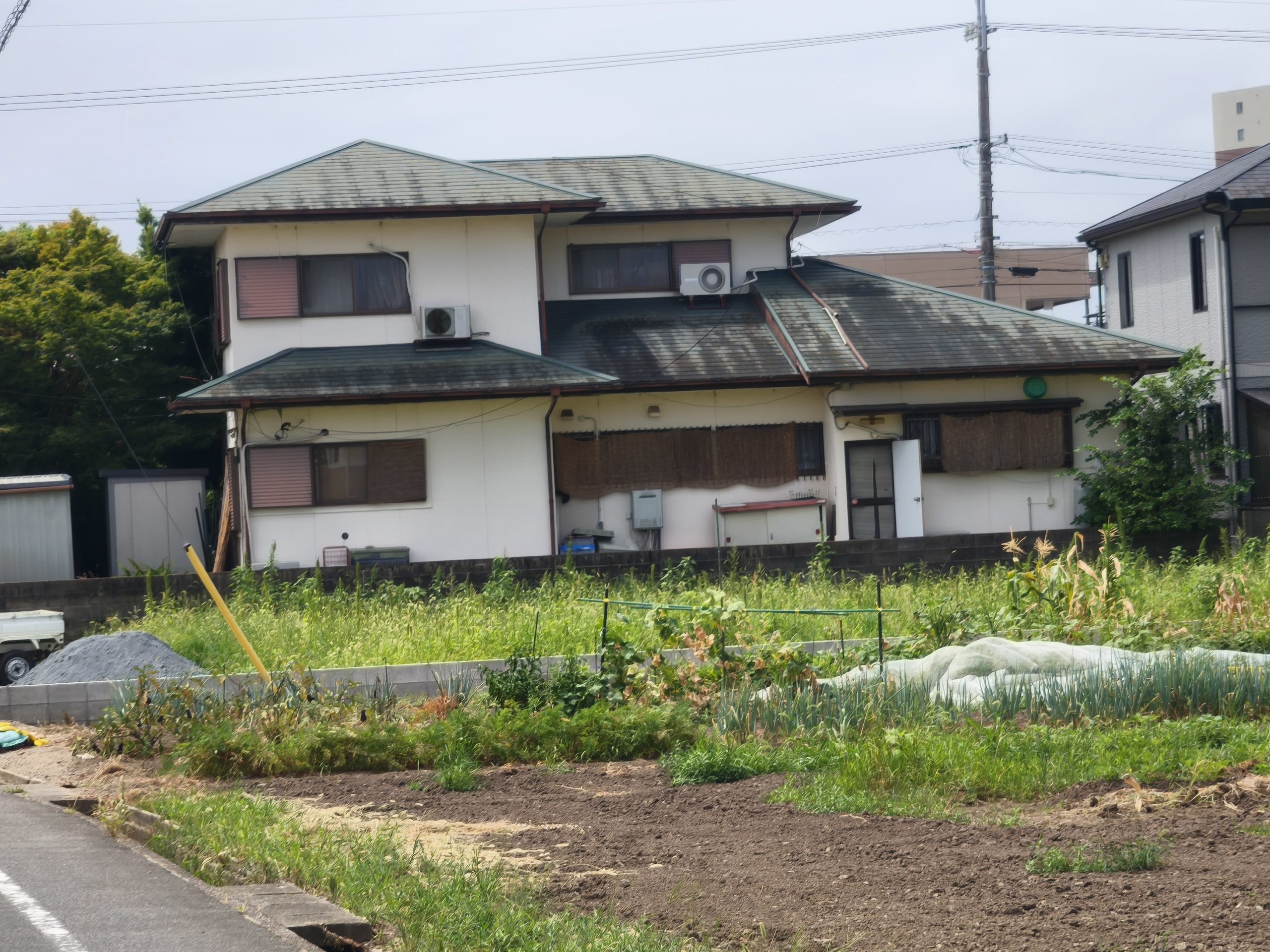 【鈴鹿市】「あと10年住めればいい」その想いに応えたい。77歳のお客様が続けてきた雨漏りとの闘い｜屋根カバー工法（スーパーガルテクト）現地調査