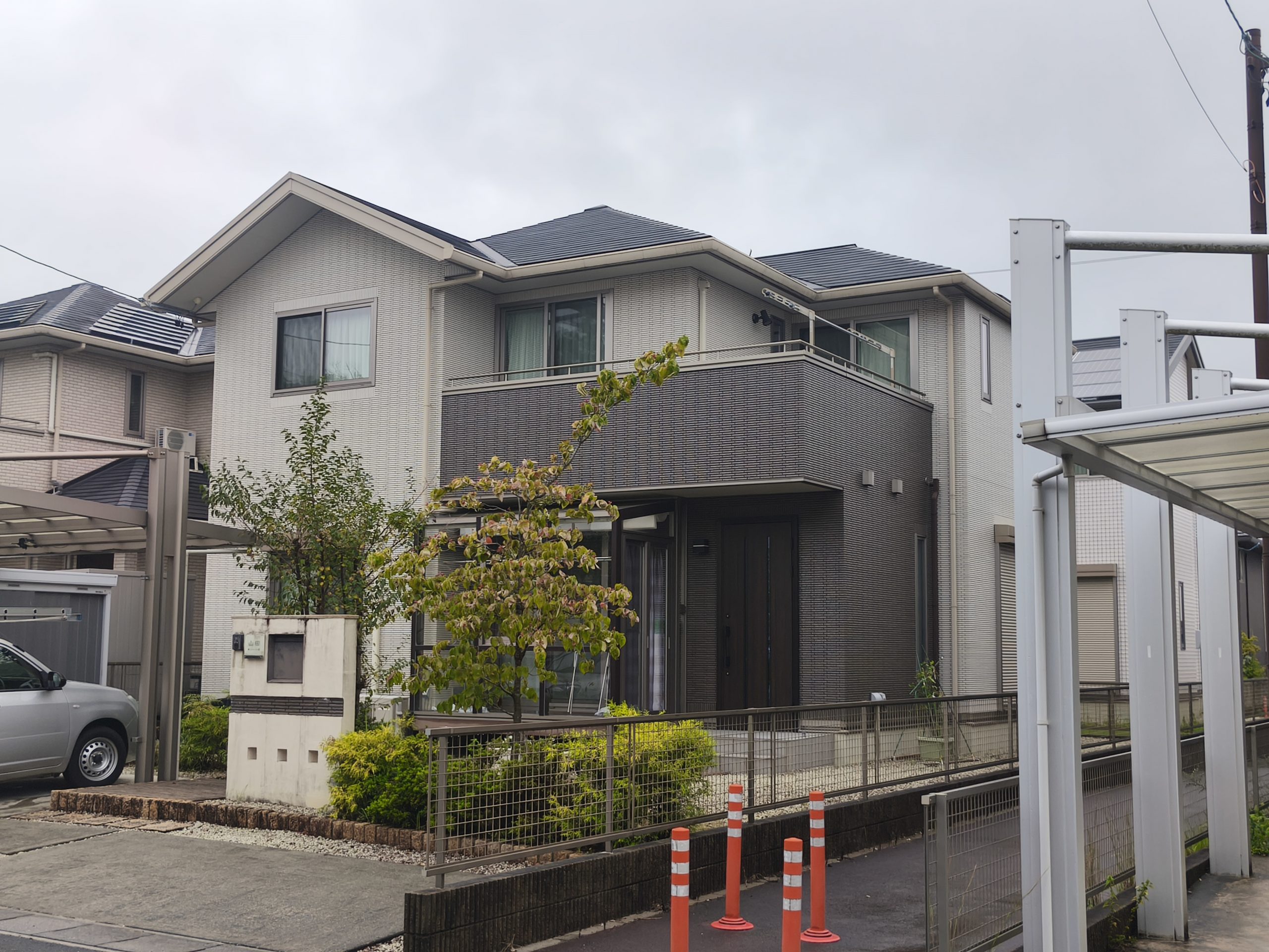四日市市でスーパーガルテクトの屋根カバー工法が進行中！施工途中に確認した鼻板の汚れと塗装予定