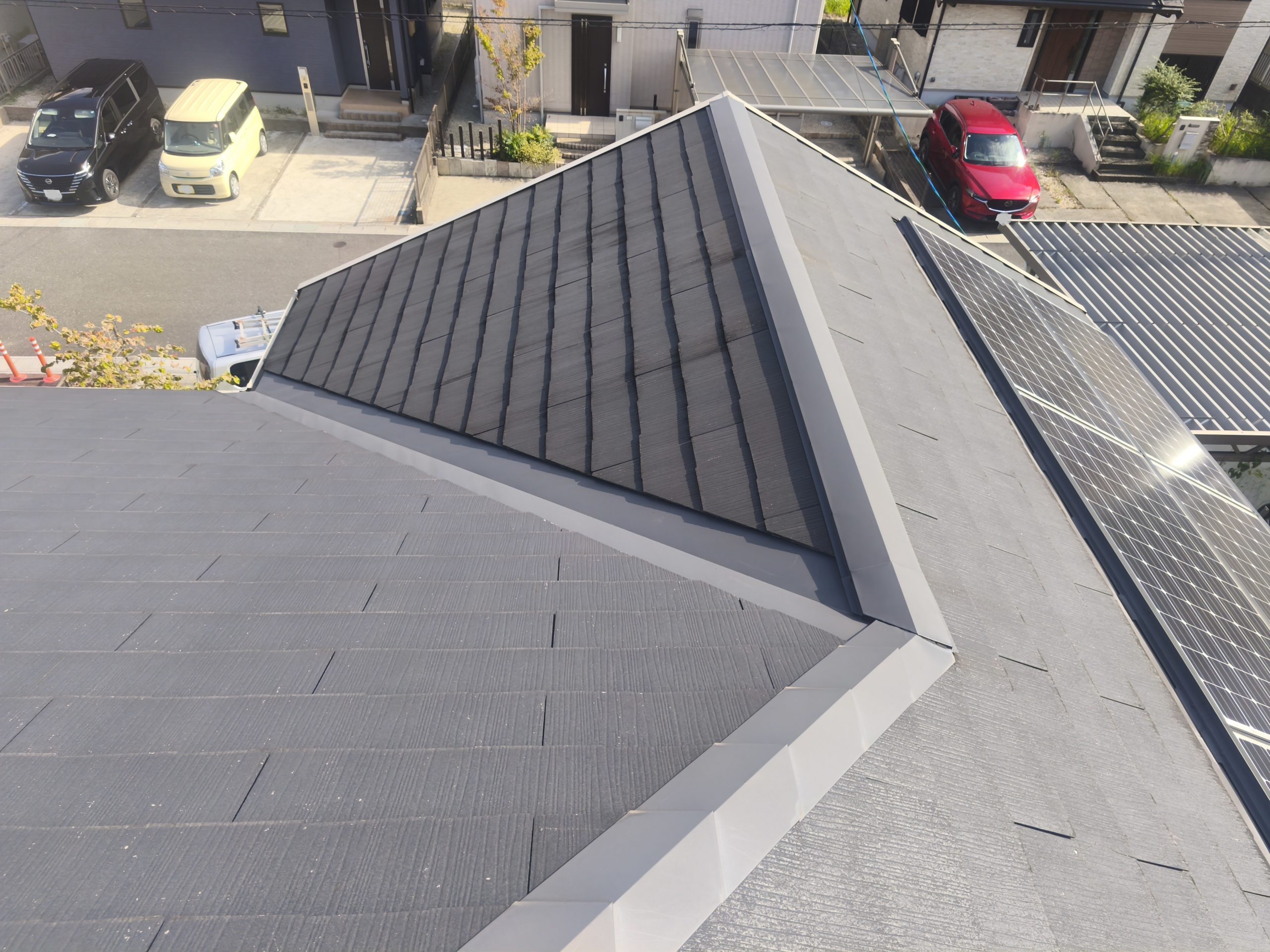 四日市市で築11年のカラーベスト屋根が割れていた！将来のメンテナンスを考え、スーパーガルテクトの屋根カバー工法を選択