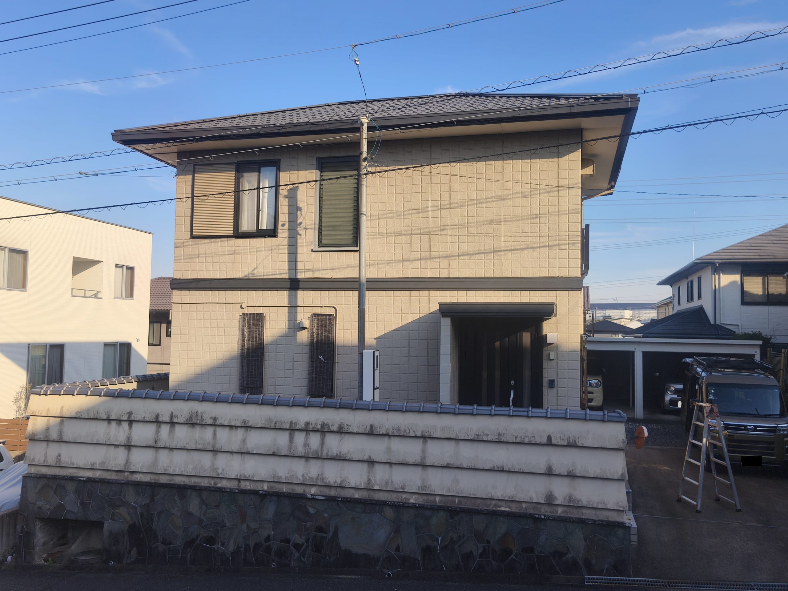 四日市市で雨音の原因を調査！築38年の住まいを守る屋根・外壁塗装とカバー工法のご提案