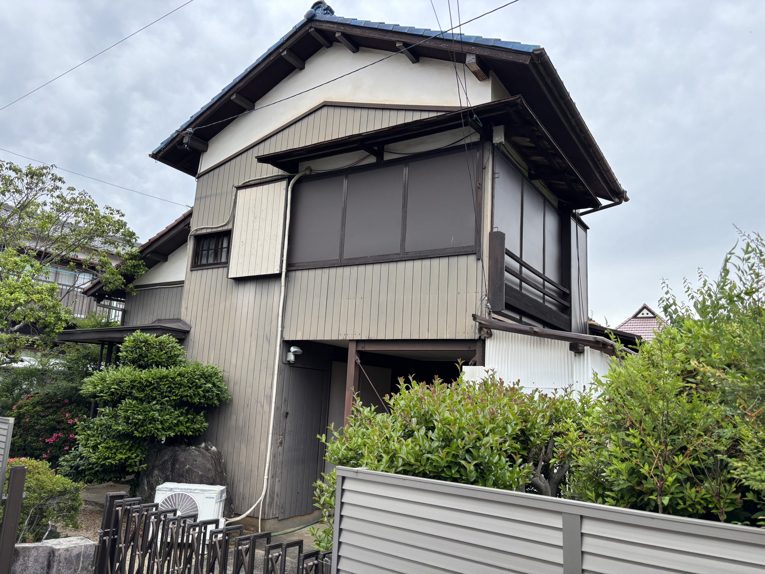 【四日市市の瓦屋根補助金を活用】築50年の和瓦住宅で雨漏り発生！棟の積み直しと屋根葺き替えをご提案｜現地調査レポート