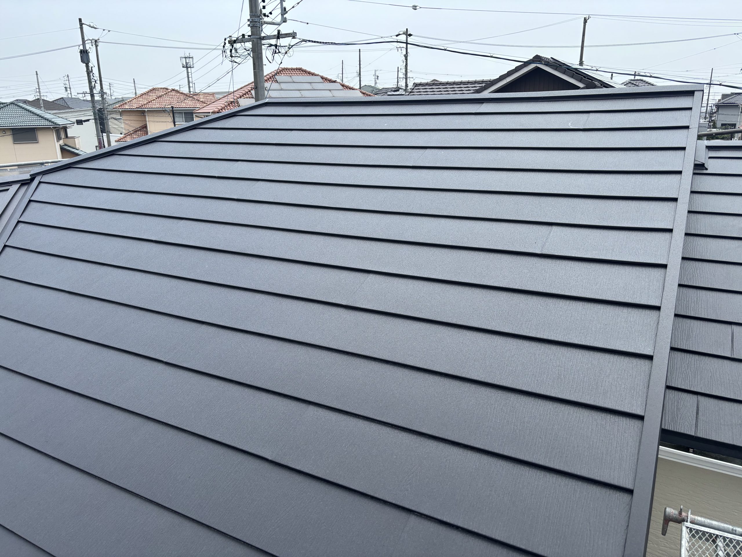 四日市市生桑町で完了した屋根カバー工法の全景写真