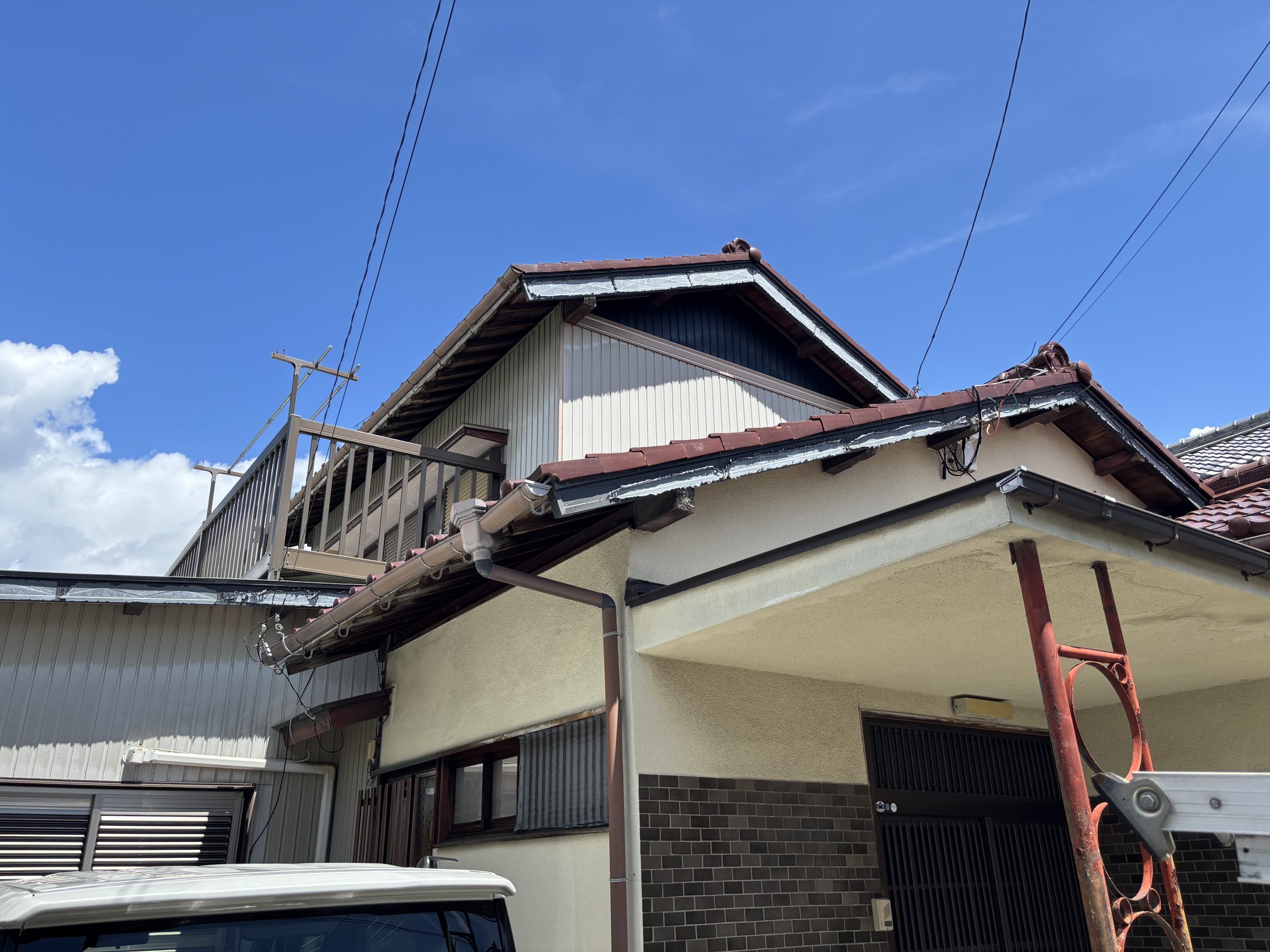 【四日市市】築古木造住宅の瓦棒屋根からの雨漏り！原因調査とベランダ撤去・屋根葺き替えをご提案しました