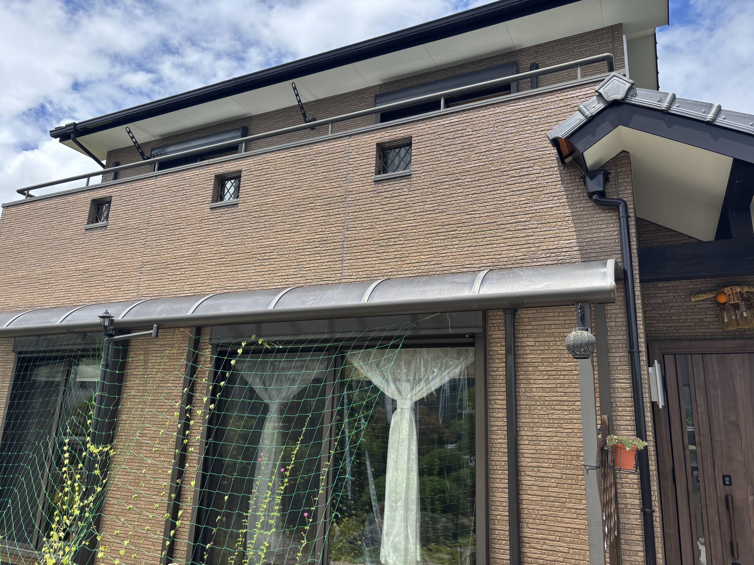 【菰野町】中古住宅で雨漏り発生！FRP防水のトップコートだけでは防げなかった理由とは？