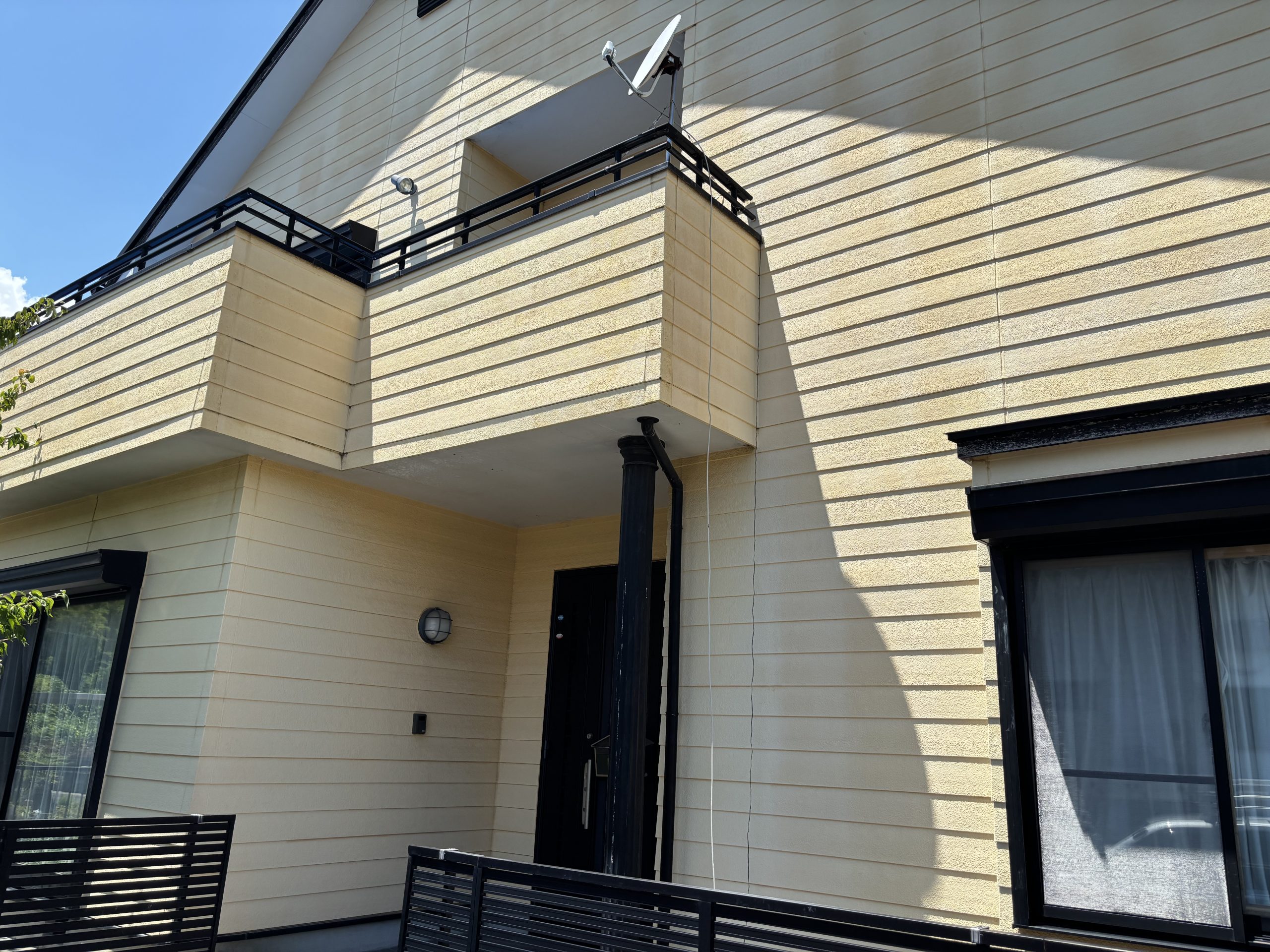 いなべ市にてベランダからの雨漏りを現地調査｜FRP防水の不具合と新築時の施工不良の可能性