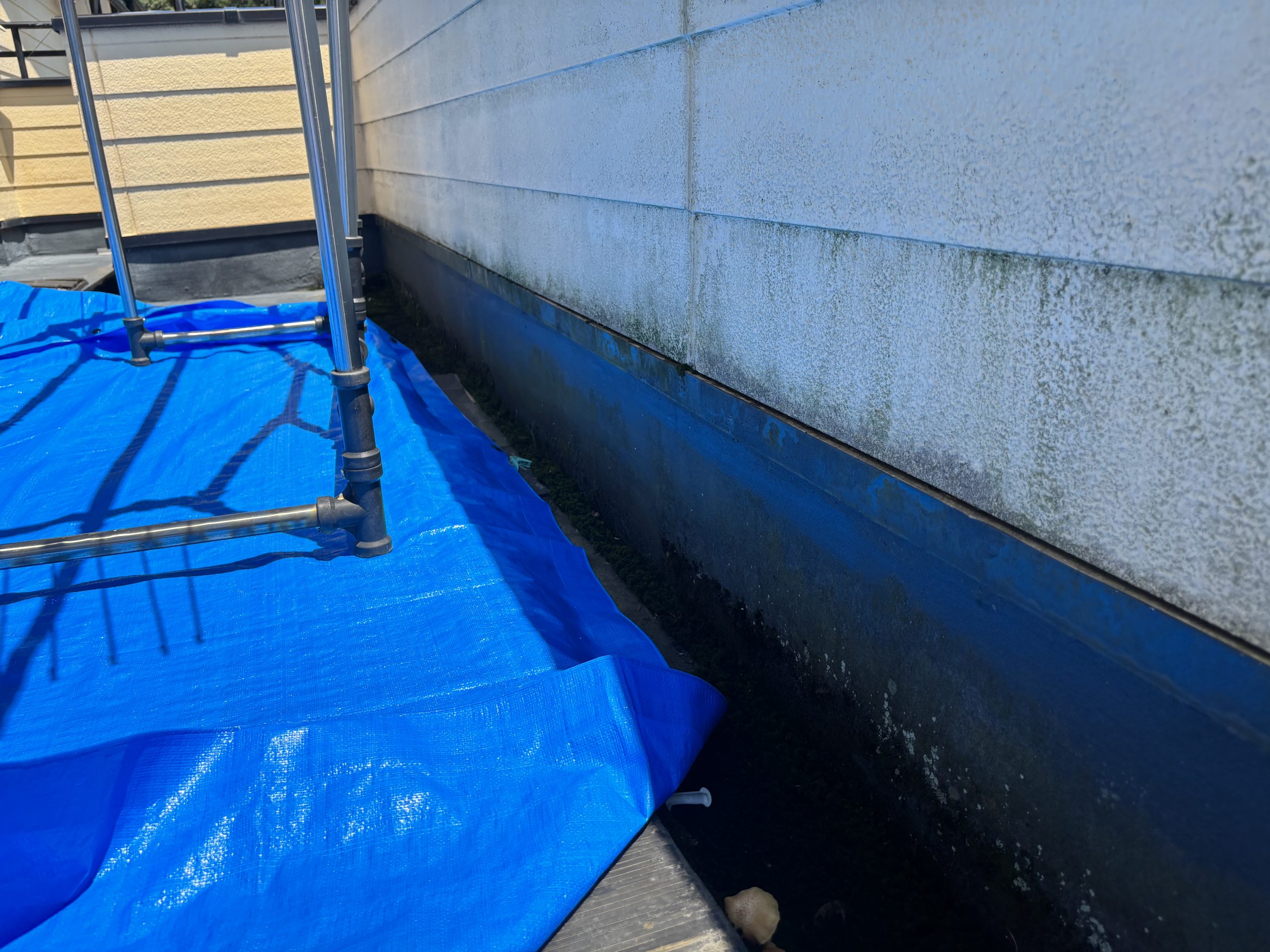 ベランダ笠木と手すりの隙間から雨水が浸入している様子いなべ市