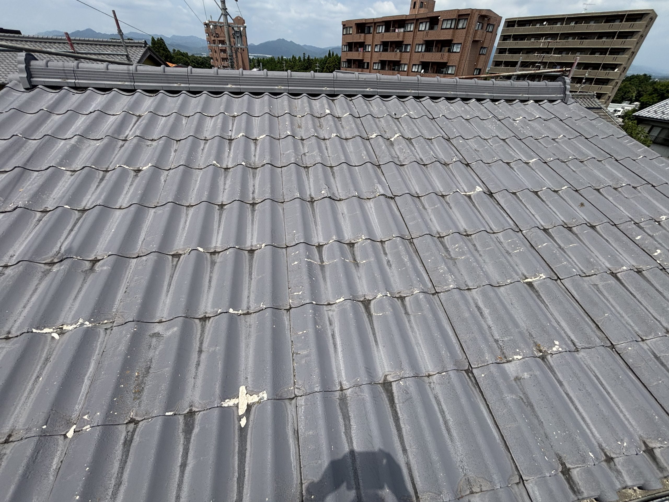 「セキスイかわらUの劣化が進んだ亀山市のお宅の屋根。表面剥離や割れが複数箇所に確認できる」