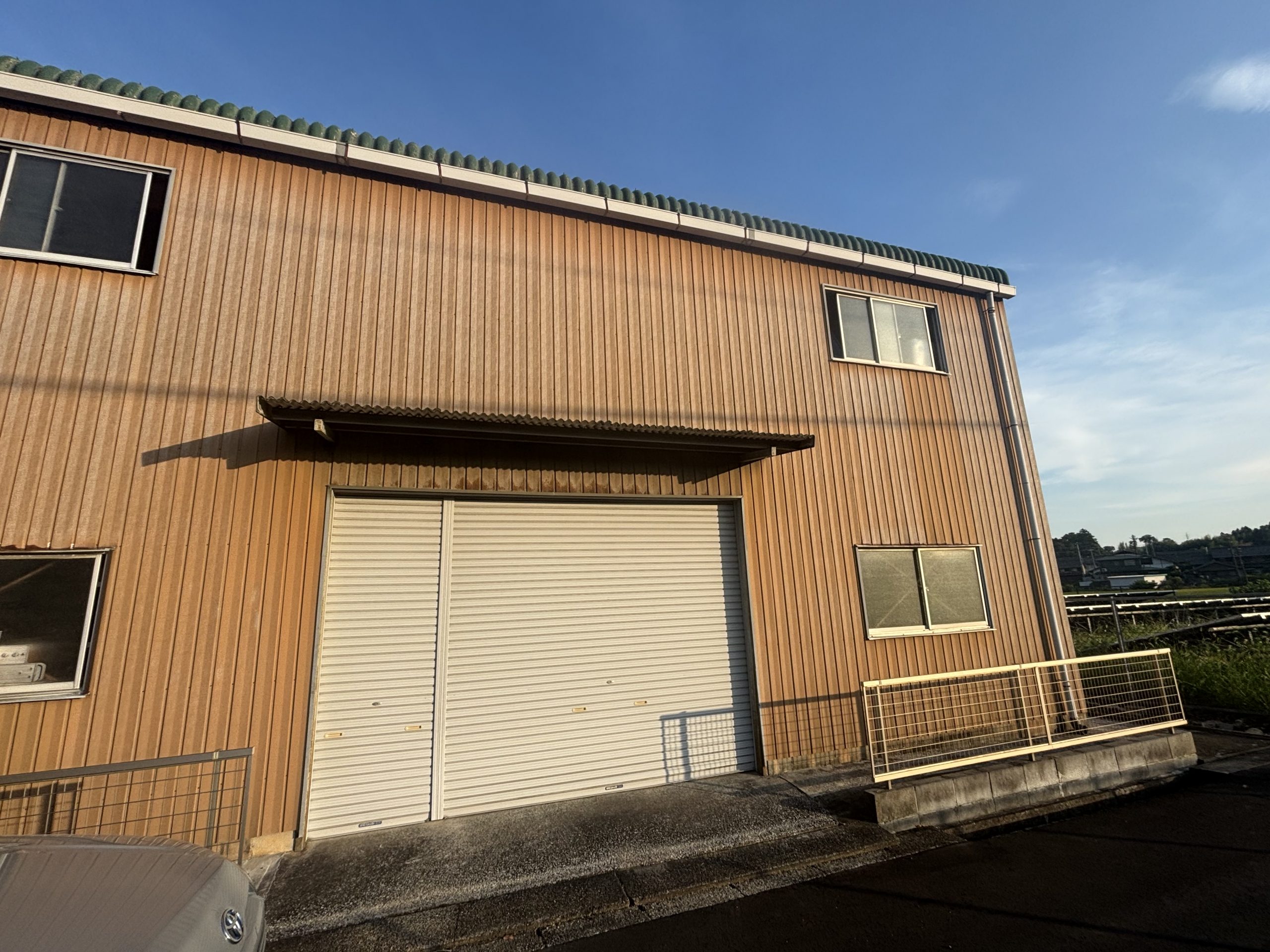 施工前にサビが広がっていた農機具倉庫の角波板金外壁と、塗装後に美しく蘇った外壁の比較写真