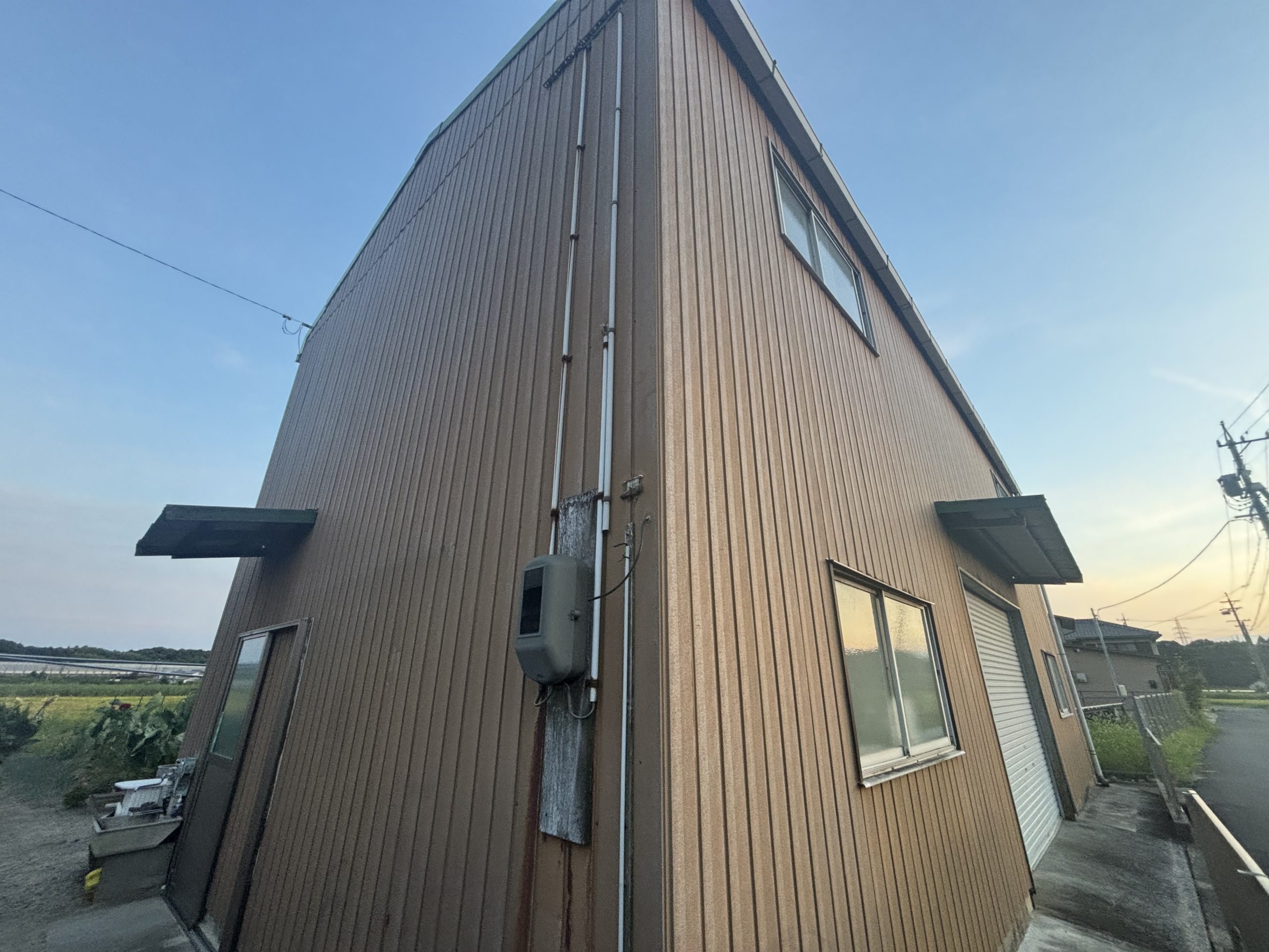 施工前にサビが広がっていた農機具倉庫の角波板金外壁と、塗装後に美しく蘇った外壁の比較写真