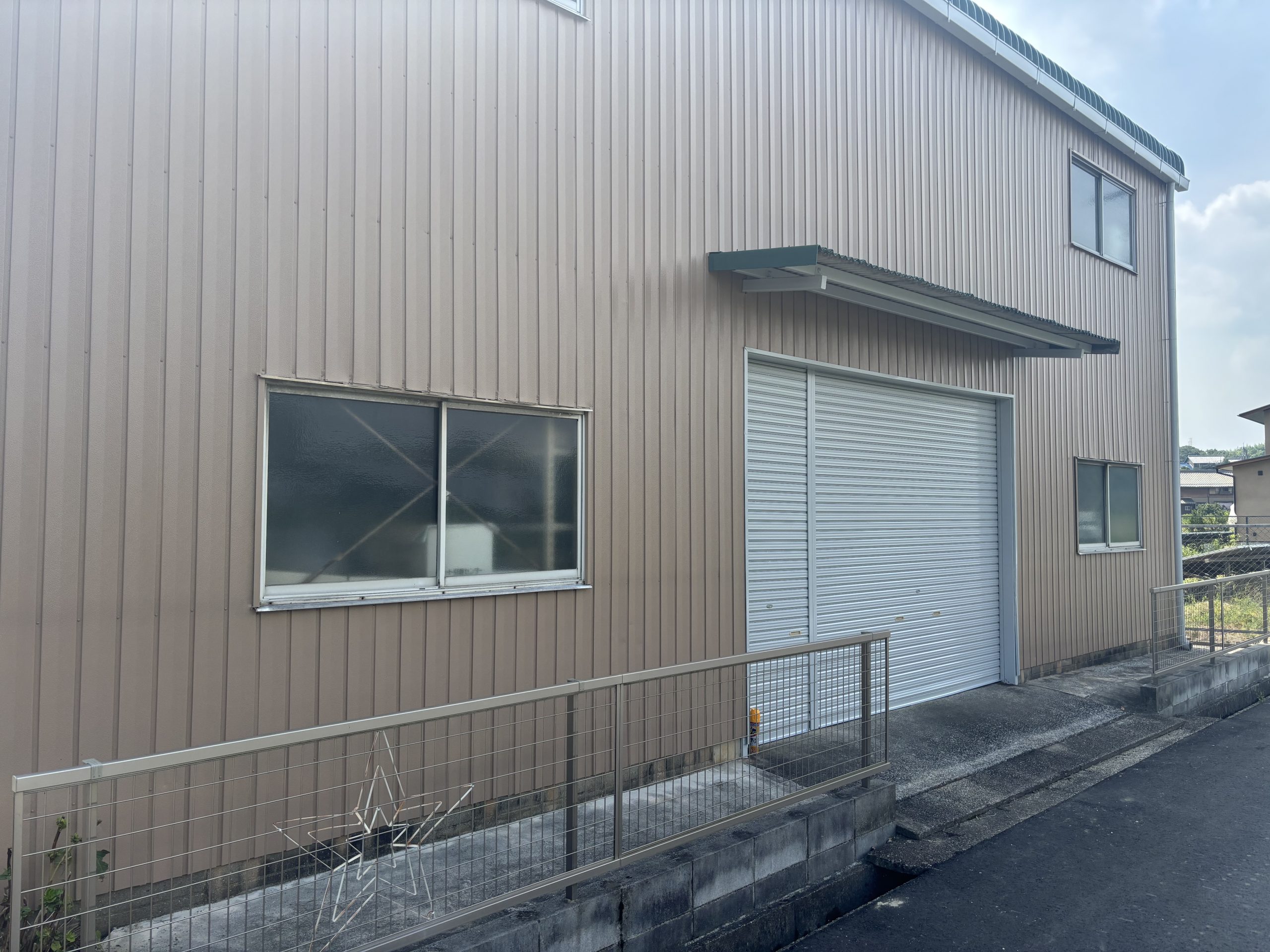 施工前にサビが広がっていた農機具倉庫の角波板金外壁と、塗装後に美しく蘇った外壁の比較写真