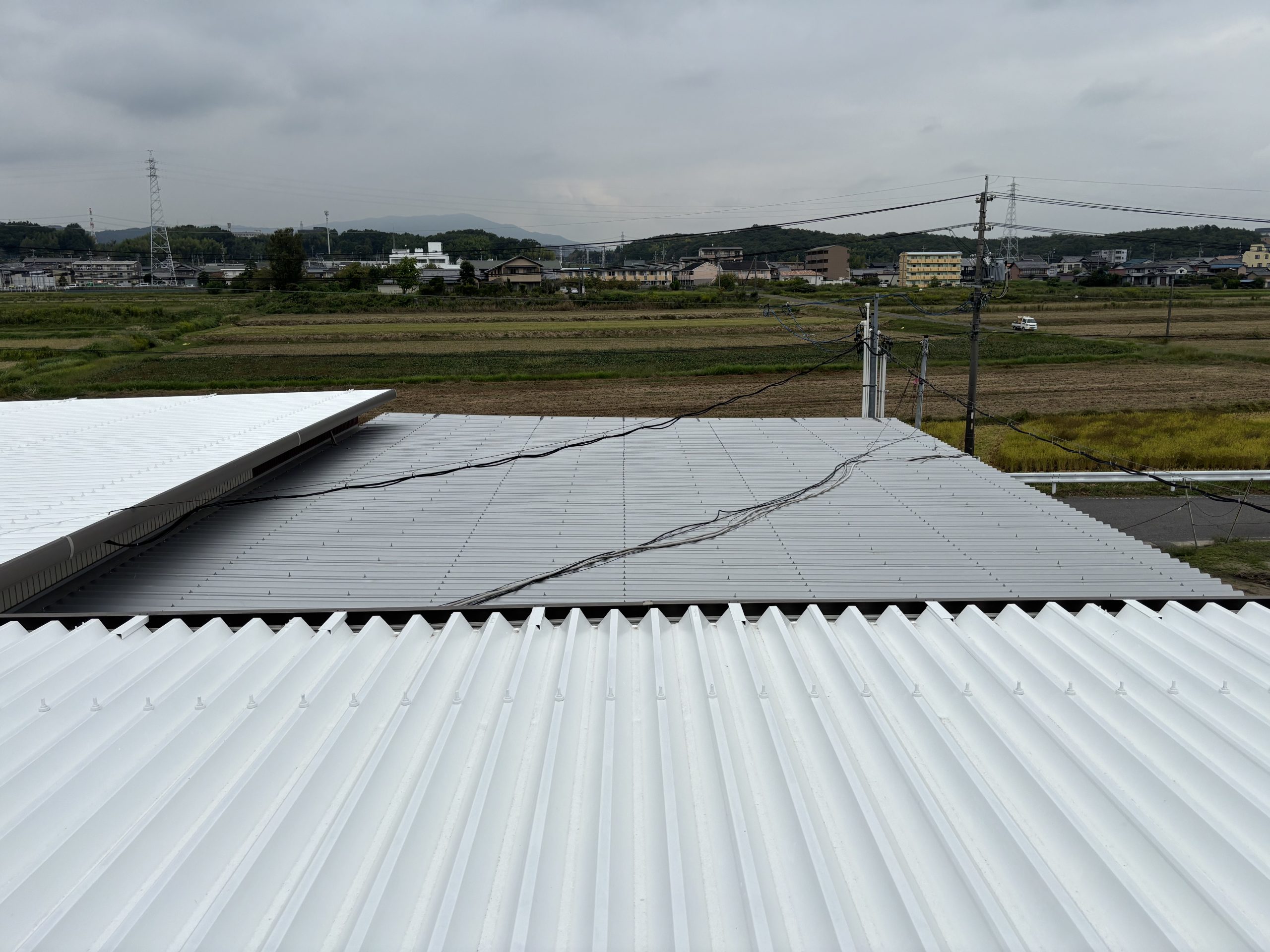 鈴鹿市にて工場の折板屋根からの雨漏り調査とカバー工法のご提案｜街の屋根やさん四日市店