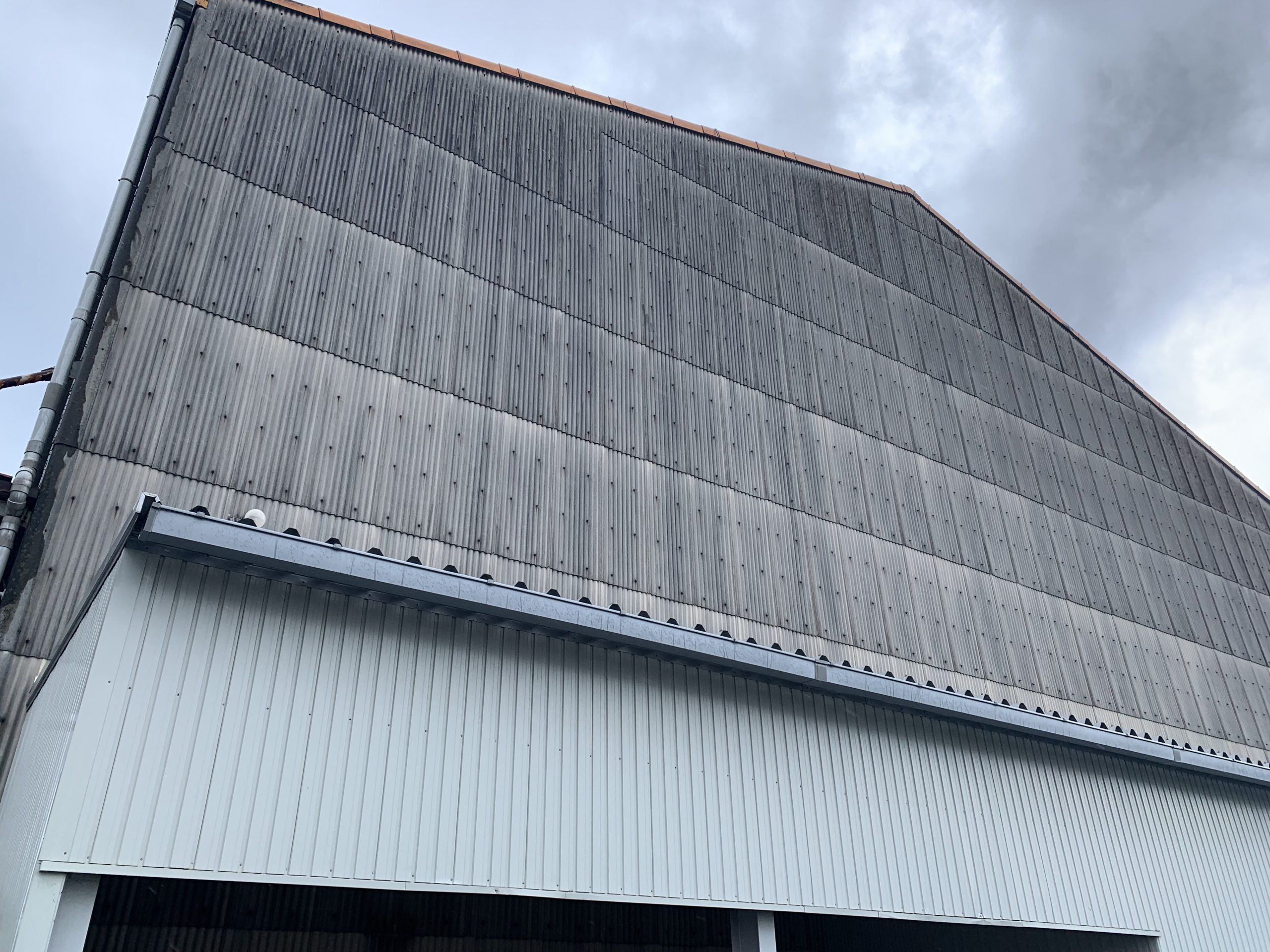倉庫の波型スレート屋根