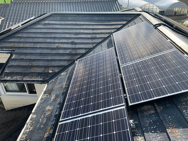 鈴鹿市にて太陽光パネルを設置したスレート屋根の屋根塗装調査