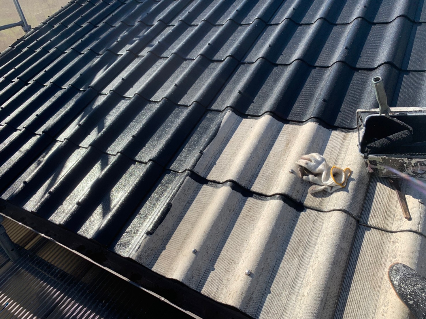鈴鹿市の波型スレートの屋根塗装、中塗り