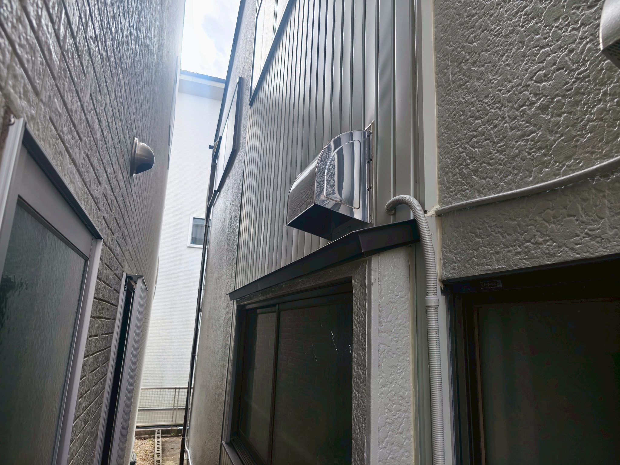 出窓まわりのモルタル外壁にひび割れが見られる様子四日市