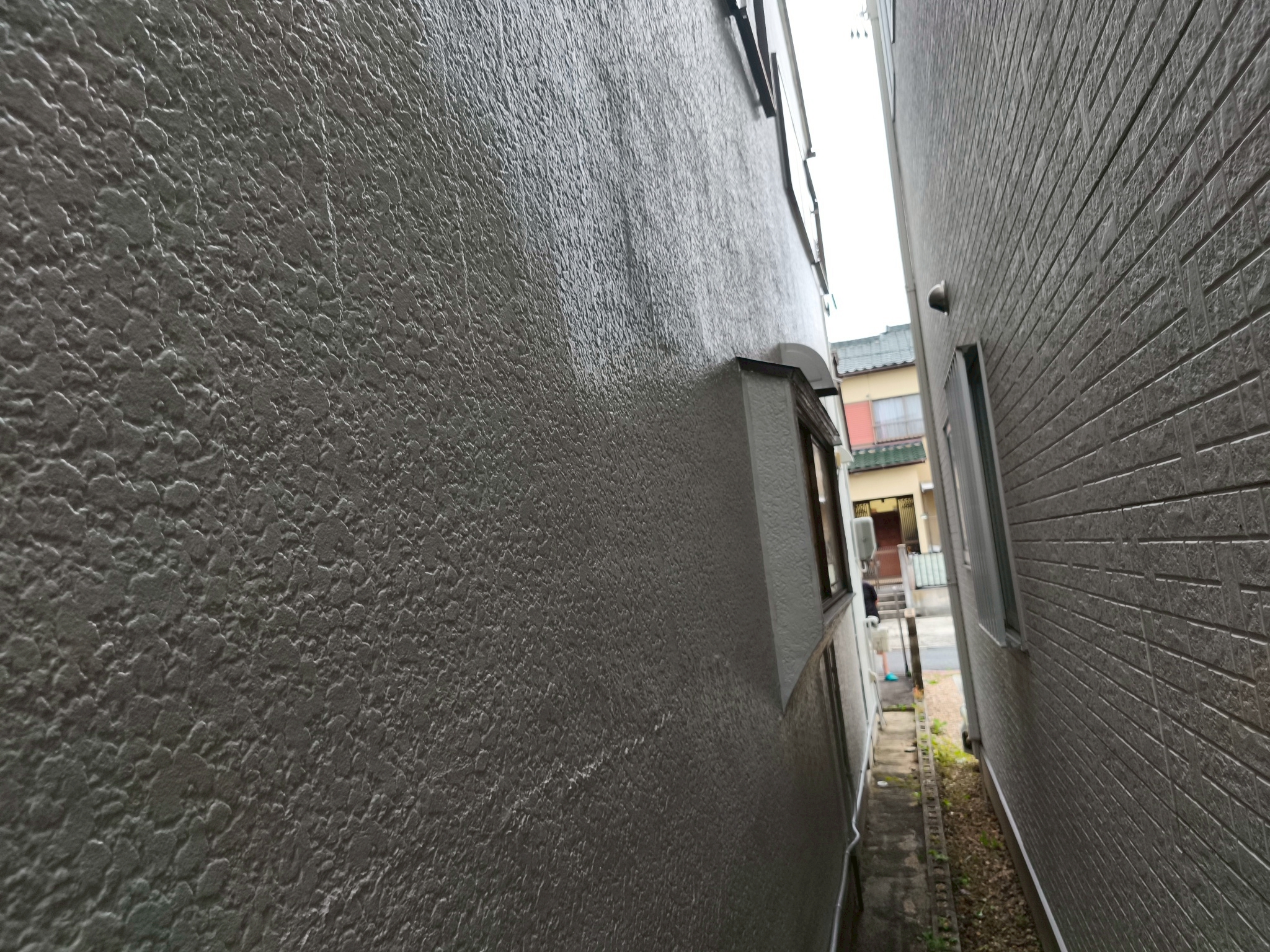 出窓まわりのモルタル外壁にひび割れが見られる様子四日市