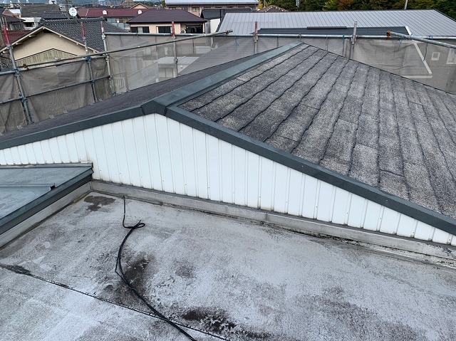 いなべ市にて天井に雨染みのあるスレート屋根のお宅の雨漏りリフォーム調査