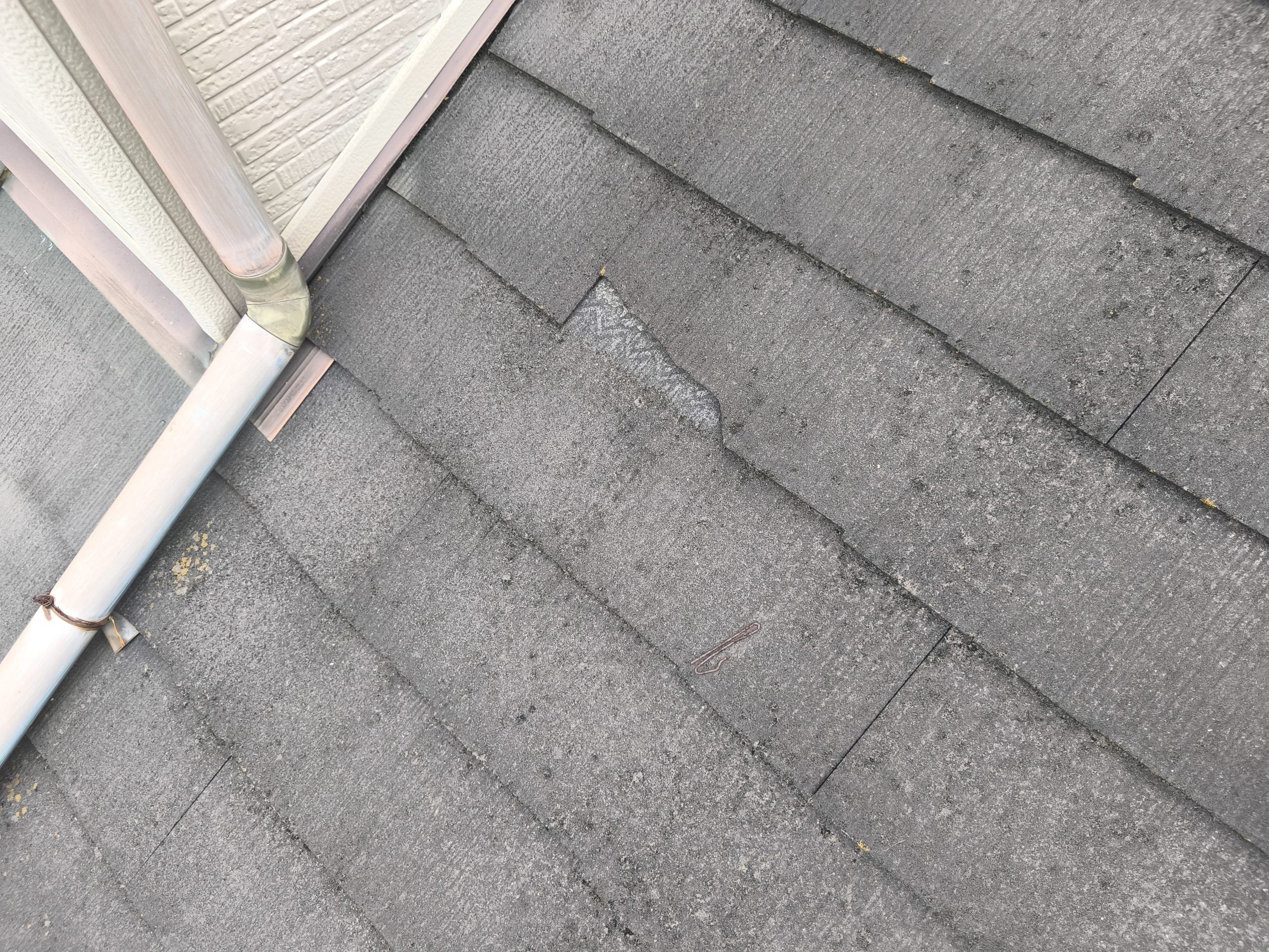 桑名市で築40年カラーベスト屋根塗装｜割れを確認し安心のうえ足場設置・雨樋取替工事着工