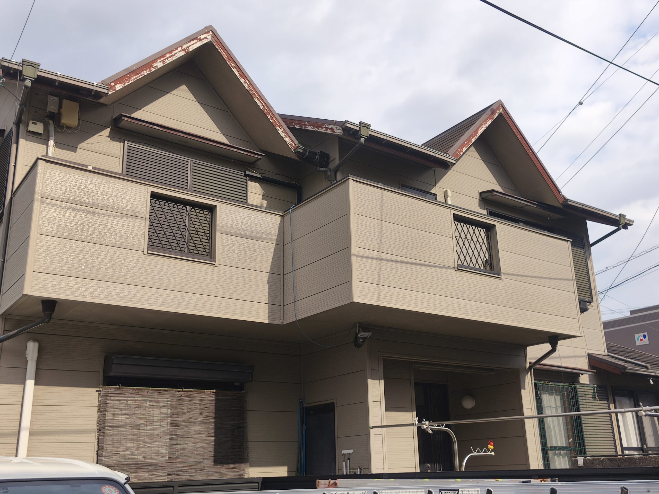 桑名市で築40年カラーベスト屋根の屋根塗装・雨樋取替工事着工しました