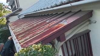 錆びた庇屋根