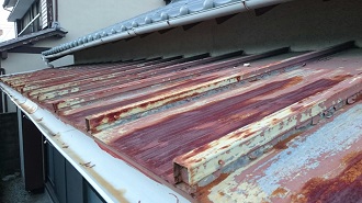 錆びているトタンの庇屋根