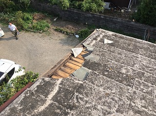 台風被害　街の屋根や四日市　屋根補修