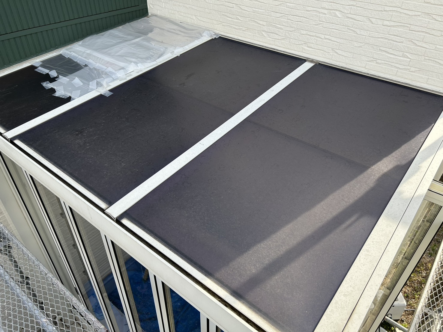 【四日市市】雪止め金具取付・テラス屋根改修工事 施工中の様子をご紹介します