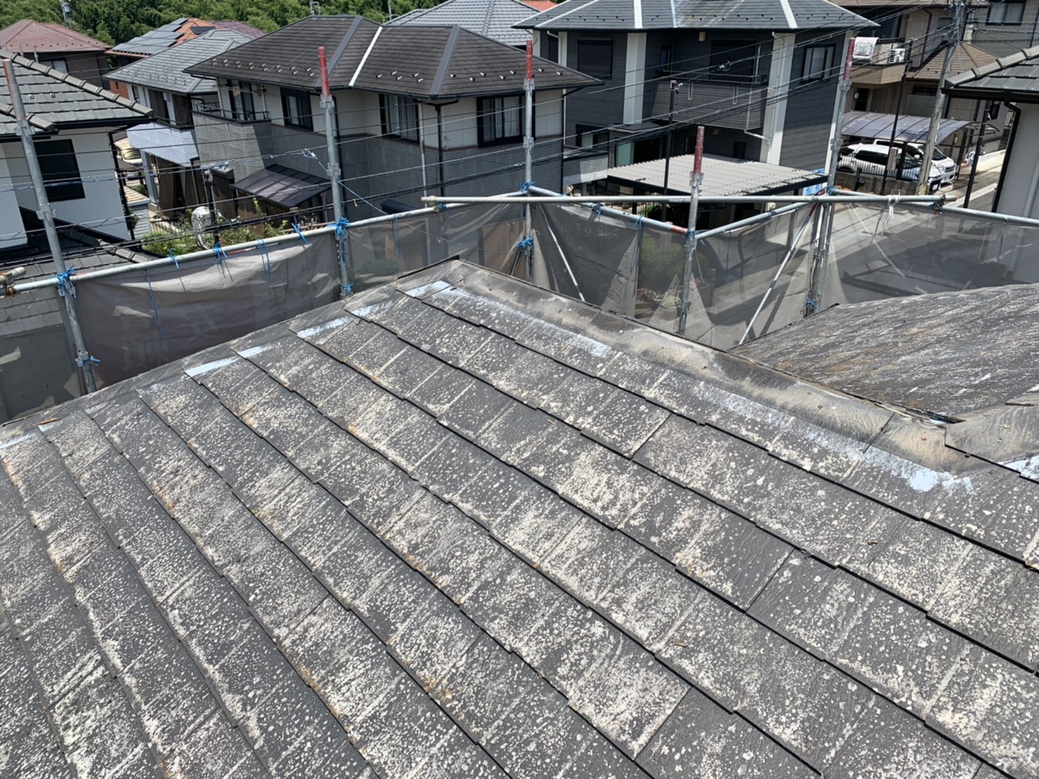 四日市市カバー工法施工前の経年劣化したニチハパミールの屋根棟板金の撤去後