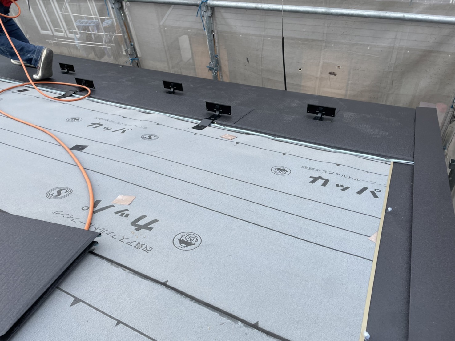四日市市にて屋根のカバー工法、雪止め金具設置