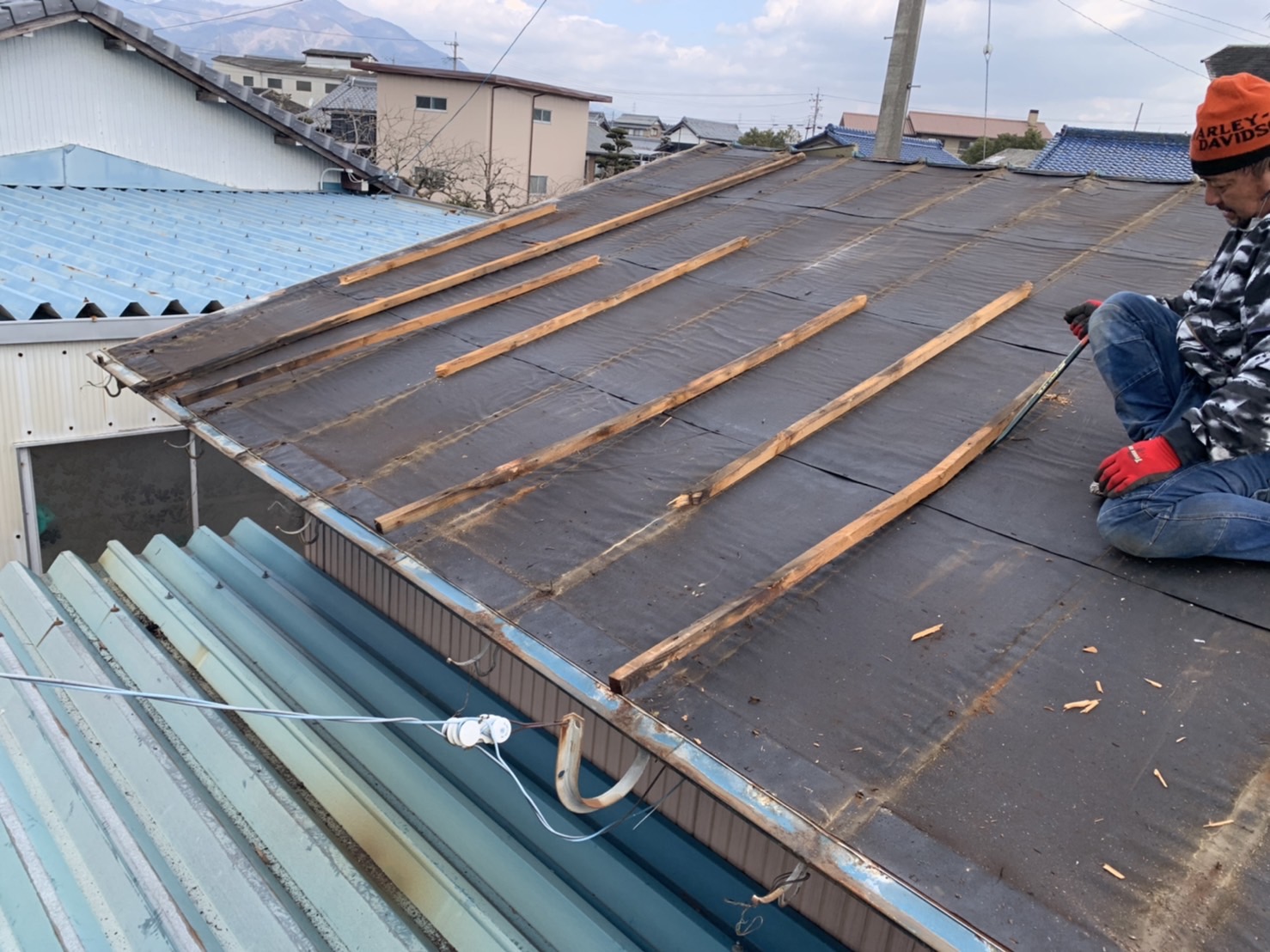 鈴鹿市の屋根葺き替え工事、瓦棒撤去