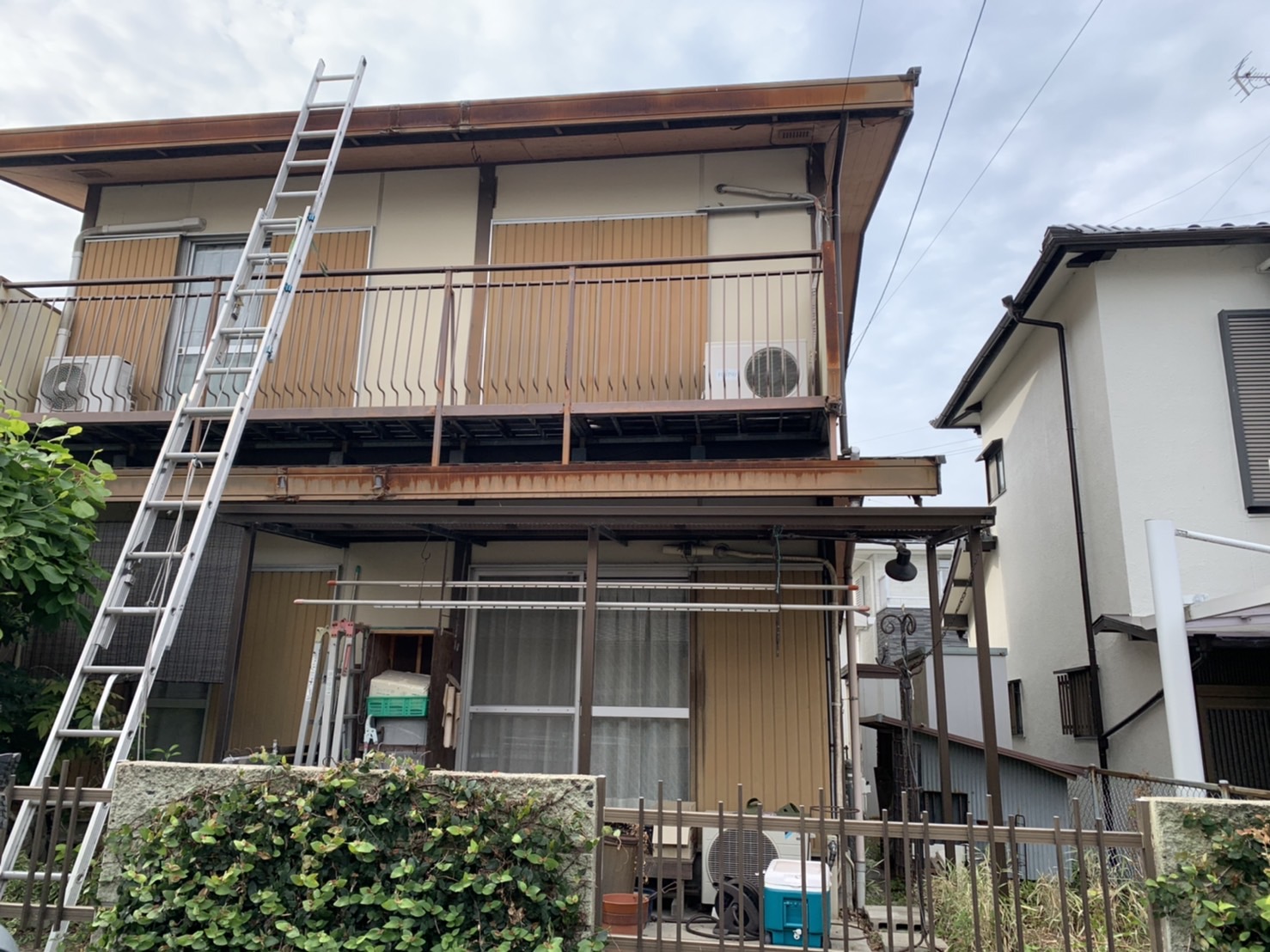 桑名市にて破風板と軒天と屋根(カラーベスト)の補修工事の現地調査