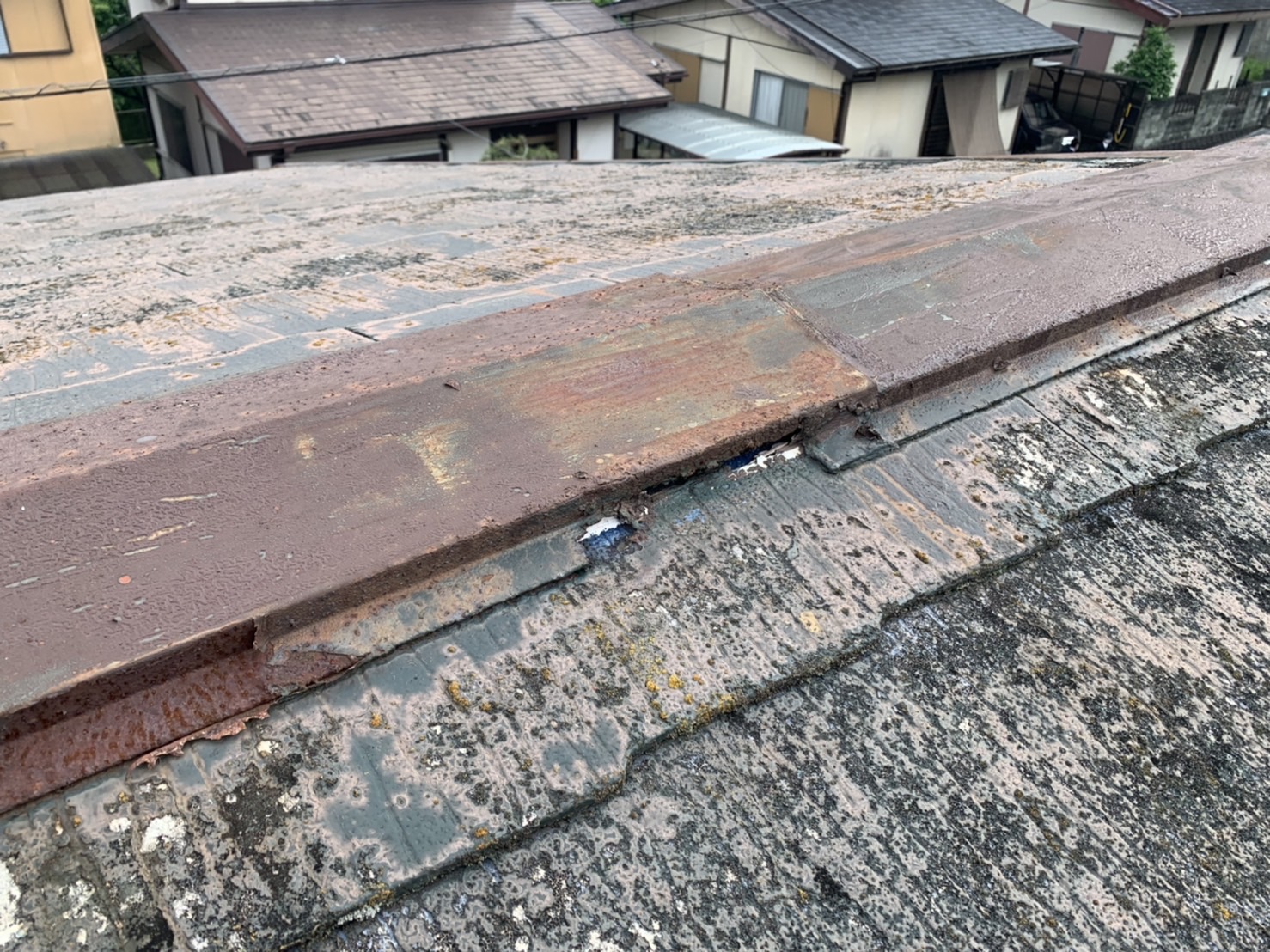 桑名市のカラーベスト屋根の棟板金欠損