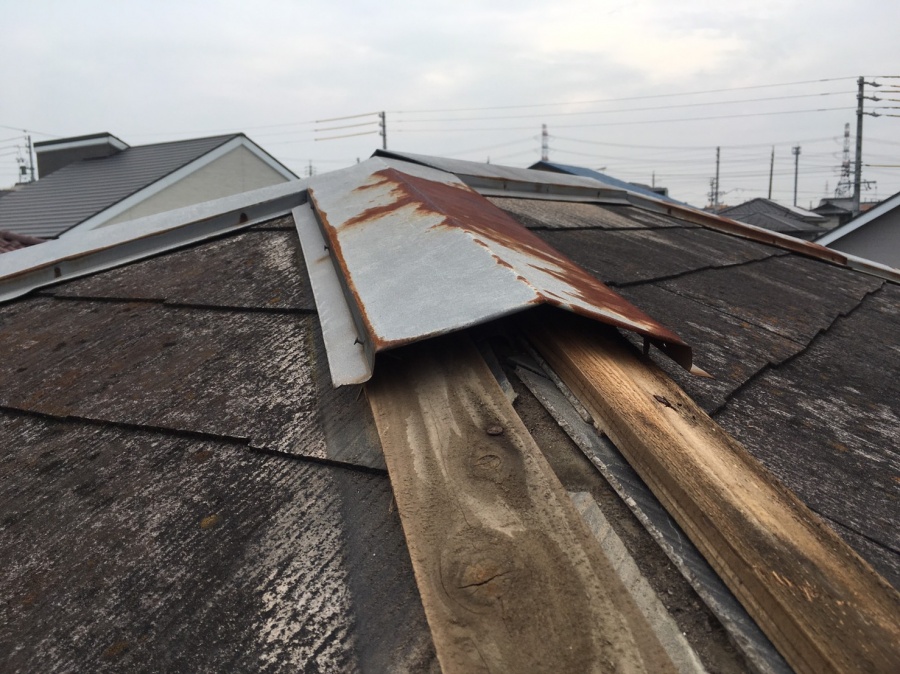 東員町にて隅棟の板金めくれ寄棟屋根の隅棟補修で応急処置完了