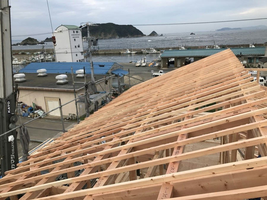 三重県鳥羽市答志島から東方の海を望む現場。屋根の垂木が整然と並んでいます。