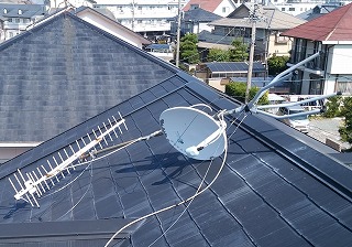 朝日町にて２階屋根の棟板金剥がれとテレビアンテナ転倒修理の依頼