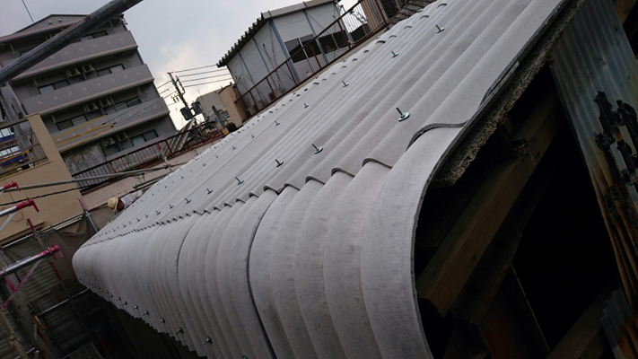 古い波板スレート屋根を葺き替え。