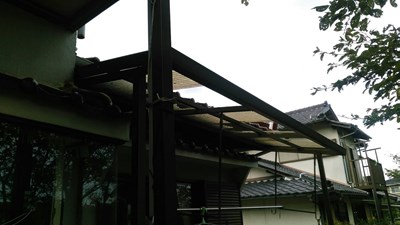 街の屋根やさん四日市店　テラス　台風被害
