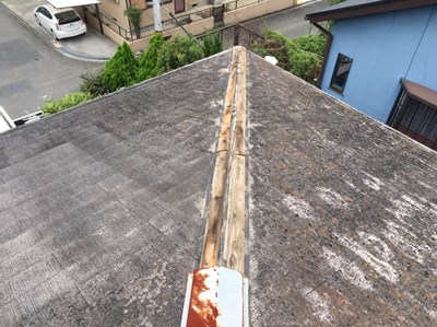 カラーベストの屋根の棟板金飛来状況