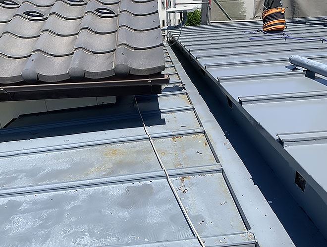 施工前の錆びや劣化が見られるグレーのトタン屋根