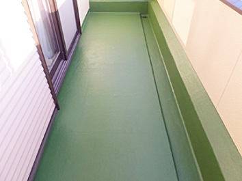 施工後のマットで綺麗な緑色をした施工後のバルコニー